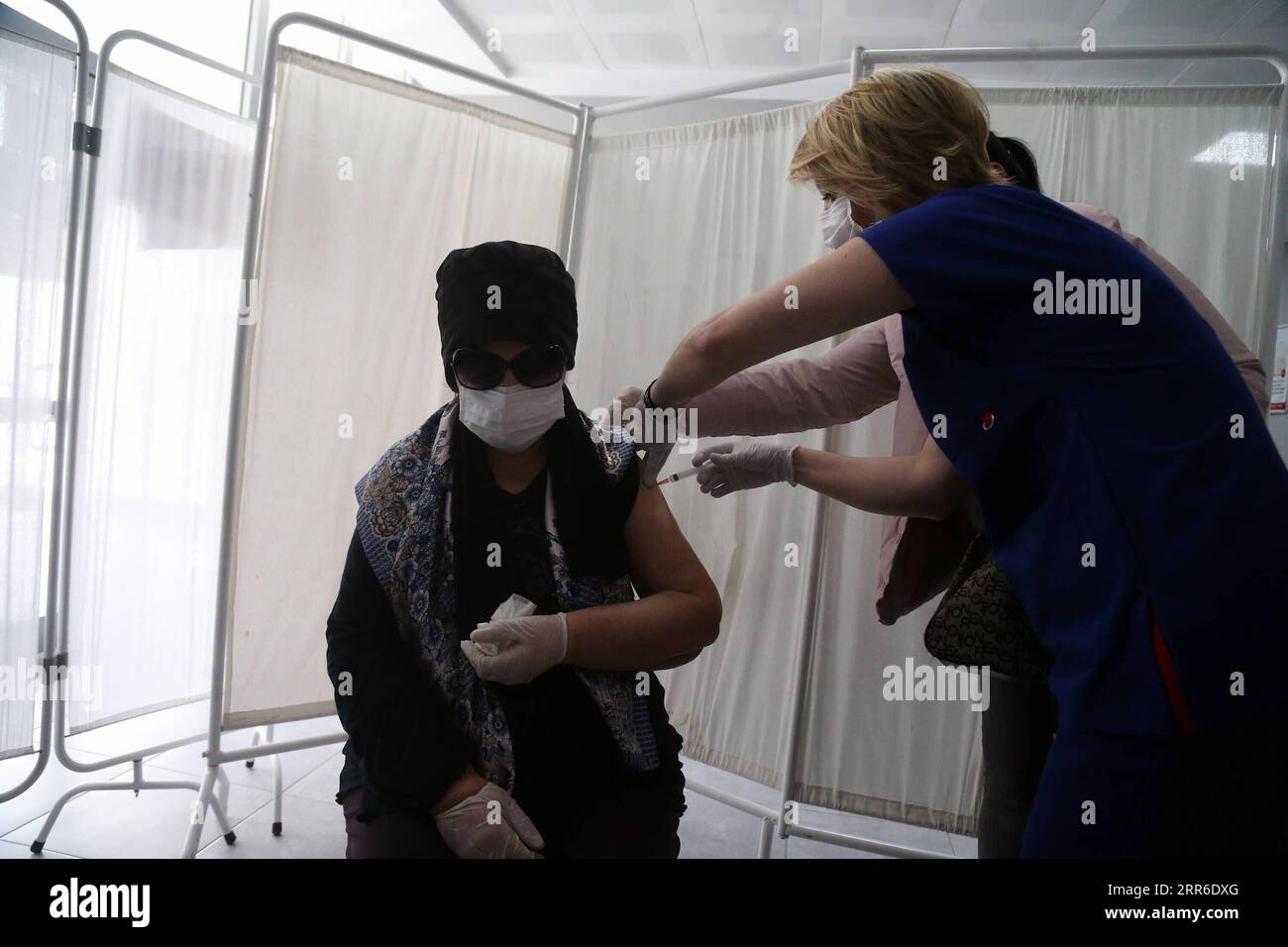 210208 -- ANKARA, 8 febbraio 2021 -- Una donna viene vaccinata in un centro sanitario di Ankara, Turchia, l'8 febbraio 2021. La Turchia lunedì ha riportato 8.103 nuovi casi di COVID-19, tra cui 632 pazienti sintomatici, mentre il numero totale di casi positivi nel paese ha raggiunto i 2.539.559, secondo il suo ministero della salute. Foto di /Xinhua TURKEY-ANKARA-COVID-19-VACCINATION MustafaxKaya PUBLICATIONxNOTxINxCHN Foto Stock