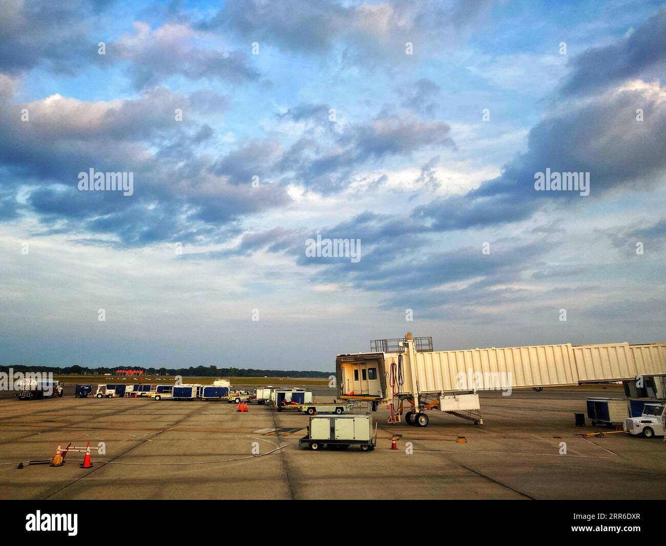 Un jet bridge sulla pista di un aeroporto Foto Stock