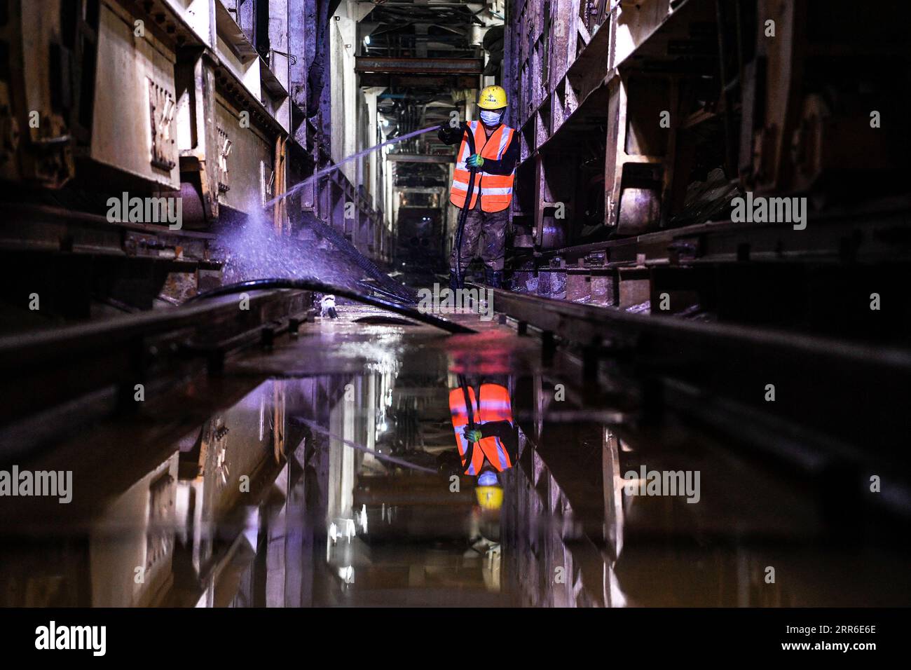 210209 -- ZHONGNING, 9 febbraio 2021 -- Un operaio pulisce i fanghi all'interno di un tunnel attraverso il fiume giallo nella contea di Zhongning, Zhongwei City, nella Cina nordoccidentale, nell'Autonomous Reigon di Ningxia Hui, 9 febbraio 2021. Più di 100 lavoratori sono ancora in servizio nel tunnel per garantire lo sviluppo del progetto in tempo nonostante il prossimo Festival di Primavera o il Capodanno lunare cinese. Questo tunnel, il secondo ad attraversare il fiume giallo a Ningxia, fa parte di un progetto più grande per fornire un servizio di riscaldamento ai residenti a Zhongning. CHINA-NINGXIA-TUNNEL ATTRAVERSO IL FIUME GIALLO CN FENGXKAIHUA PUBLICATIONXNOTXINXCHN Foto Stock