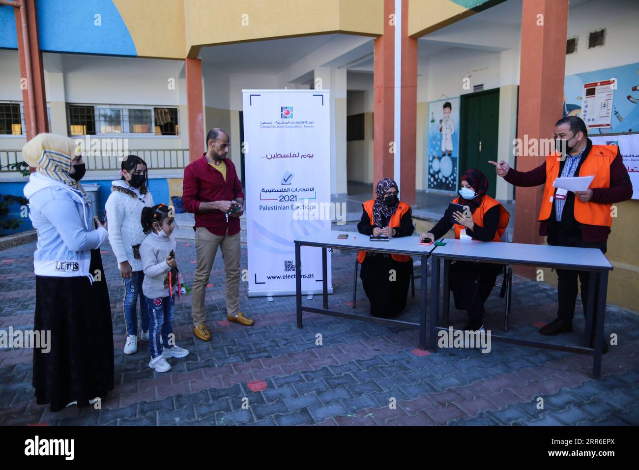 210210 -- GAZA, 10 febbraio 2021 -- i palestinesi si registrano per le elezioni parlamentari e presidenziali, nella città meridionale di Khan Younis nella Striscia di Gaza, 10 febbraio 2021. Le fazioni palestinesi, che si riuniscono nella capitale egiziana il Cairo, hanno concordato su tutte le questioni relative allo svolgimento delle prossime elezioni generali nei territori palestinesi. I sondaggi parlamentari e presidenziali sono fissati rispettivamente per il 22 maggio e il 31 luglio. Foto di /Xinhua MIDEAST-GAZA-KHAN YOUNIS-ELEZIONI YasserxQudih PUBLICATIONxNOTxINxCHN Foto Stock