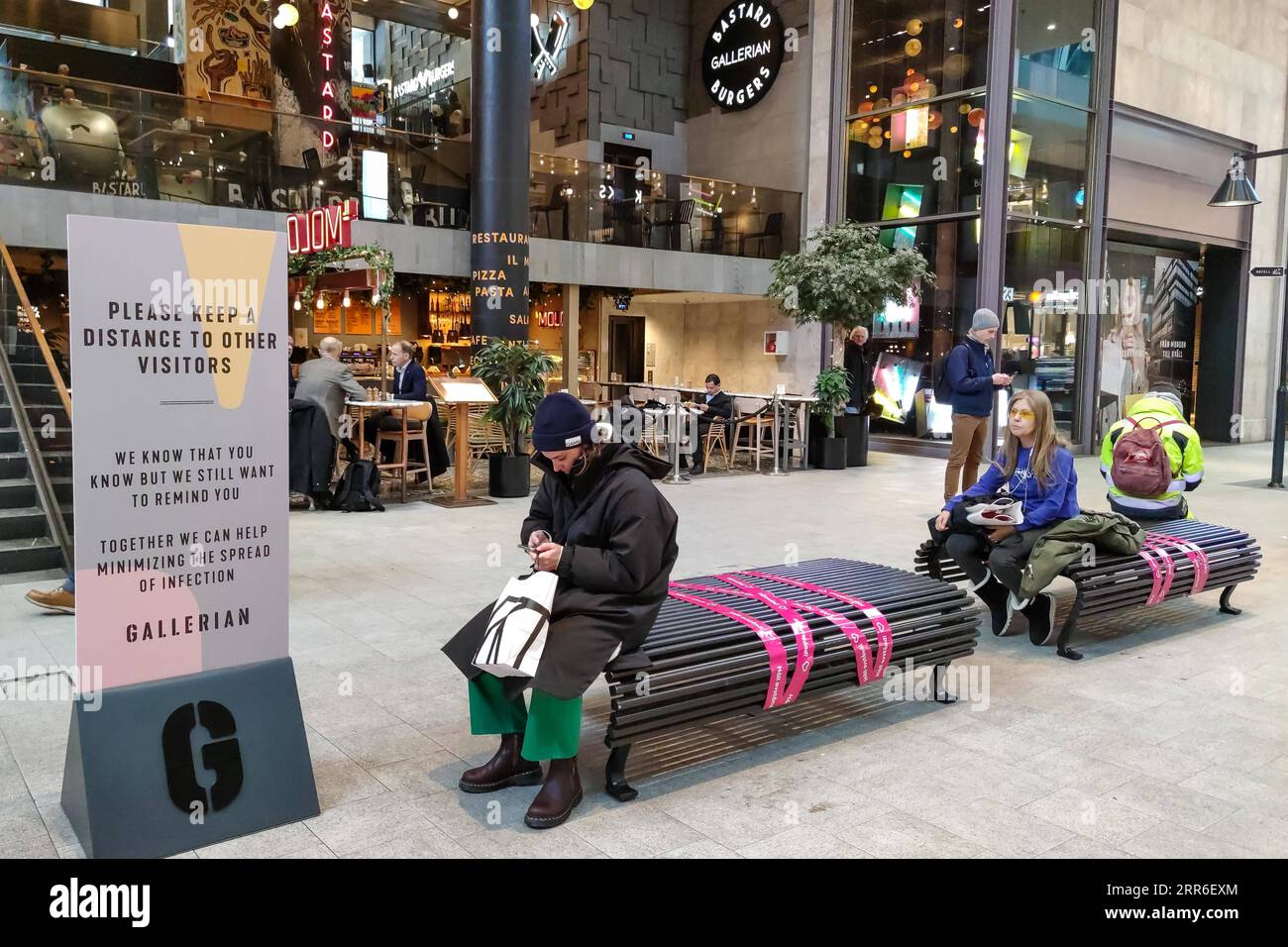 210210 -- STOCCOLMA, 10 febbraio 2021 -- la gente siede su panchine contrassegnate da nastri per mantenere la distanza in un centro commerciale a Stoccolma, Svezia, il 10 febbraio 2021. Il numero di casi di coronavirus confermati dalla Svezia ha superato i 600.000 mercoledì, ha detto l'Agenzia sanitaria pubblica del paese. Nel frattempo, il paese continua a combattere il nuovo e più contagioso ceppo COVID-19. Foto di /Xinhua SVEZIA-STOCCOLMA-COVID-19-CASES WeixXuechao PUBLICATIONxNOTxINxCHN Foto Stock