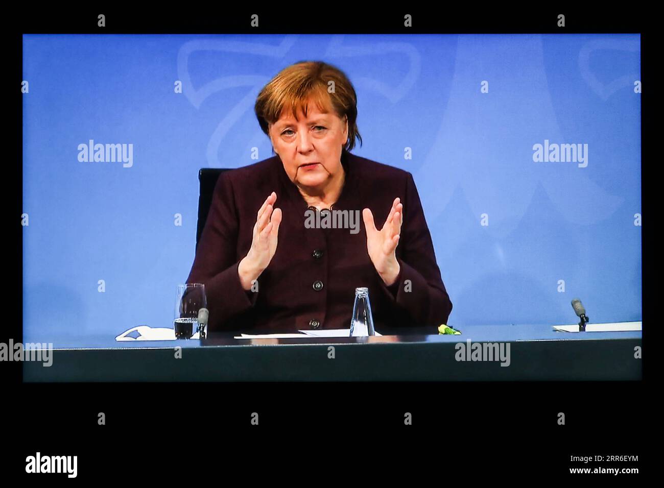 210210 -- BERLINO, 10 febbraio 2021 -- foto scattata a Berlino, in Germania, il 10 febbraio 2021 mostra uno schermo con la cancelliera tedesca Angela Merkel che partecipa a una conferenza stampa dopo una videoconferenza con i leader dello stato federale. La Germania estenderà gli sforzi di confinamento per contenere la pandemia di COVID-19 per altre tre settimane fino al 7 marzo, Merkel e i 16 leader statali federali hanno deciso mercoledì. GERMANIA-BERLINO-COVID-19-LOCKDOWN-EXTENSION ShanxYuqi PUBLICATIONxNOTxINxCHN Foto Stock