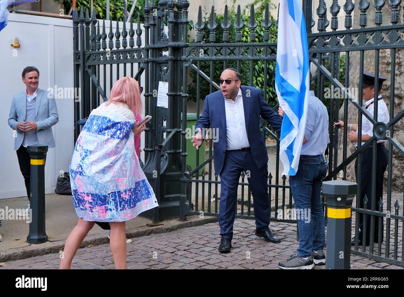Londra, Regno Unito. 6 settembre 2023. I britannici-israeliani protestano per la visita del ministro della diaspora Amitchai Chikli fuori dall'ambasciata della nazione, dove doveva incontrare funzionari e membri della comunità ebraica per un ricevimento Rosh Hashanah. In passato il ministro ha criticato la parata dell'orgoglio di Tel Aviv, oltre a fare altre dichiarazioni infiammatorie. Credito: Fotografia dell'undicesima ora/Alamy Live News Foto Stock