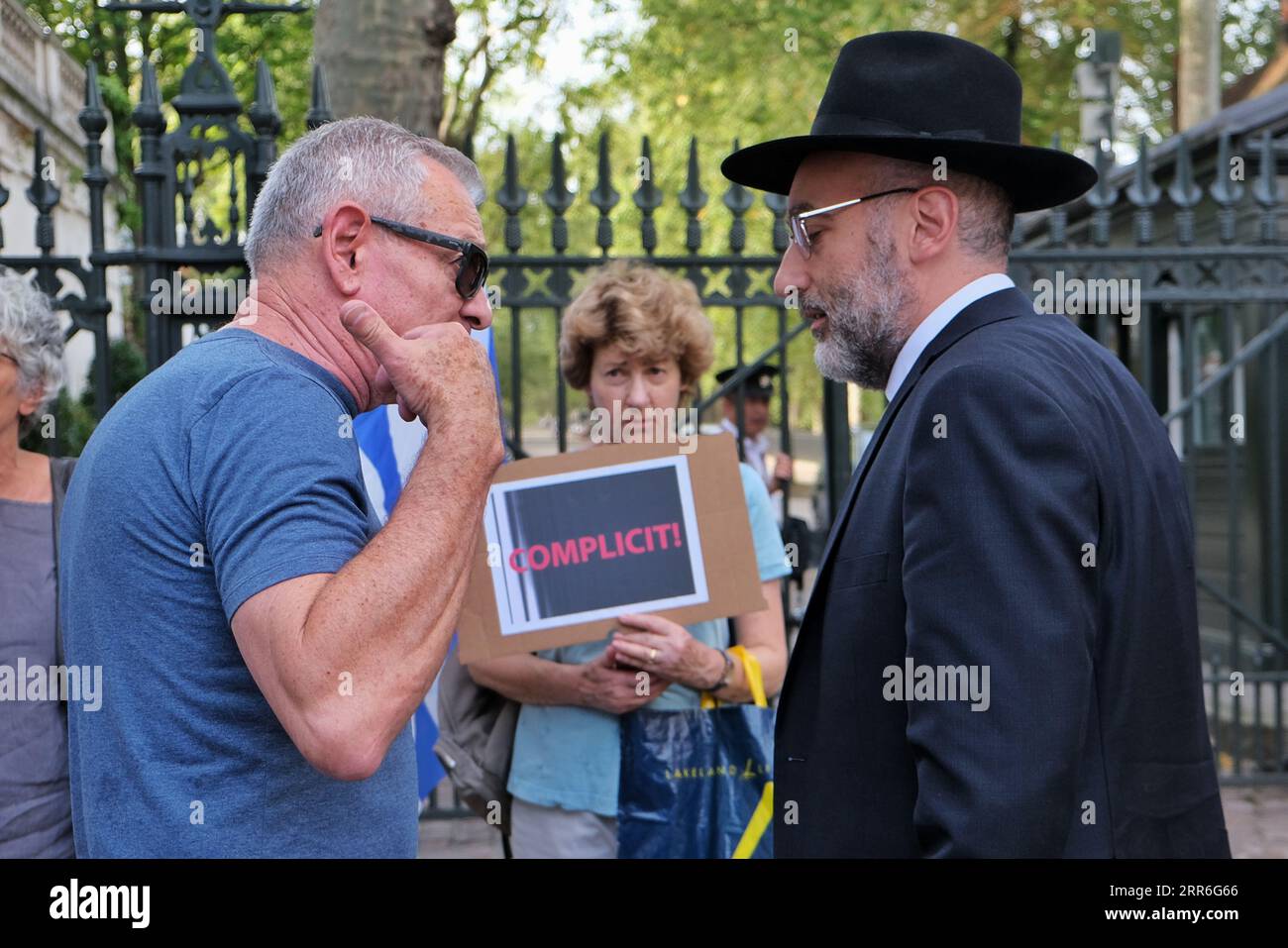 Londra, Regno Unito. 6 settembre 2023. I britannici-israeliani protestano per la visita del ministro della diaspora Amitchai Chikli fuori dall'ambasciata della nazione, dove doveva incontrare funzionari e membri della comunità ebraica per un ricevimento Rosh Hashanah. In passato il ministro ha criticato la parata dell'orgoglio di Tel Aviv, oltre a fare altre dichiarazioni infiammatorie. Credito: Fotografia dell'undicesima ora/Alamy Live News Foto Stock