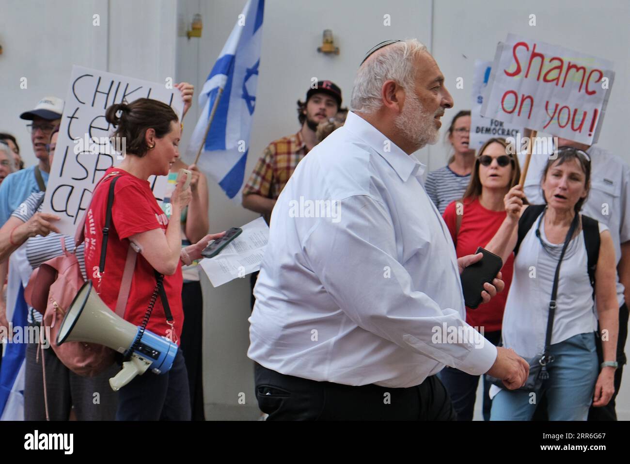 Londra, Regno Unito. 6 settembre 2023. I britannici-israeliani protestano per la visita del ministro della diaspora Amitchai Chikli fuori dall'ambasciata della nazione, dove doveva incontrare funzionari e membri della comunità ebraica per un ricevimento Rosh Hashanah. In passato il ministro ha criticato la parata dell'orgoglio di Tel Aviv, oltre a fare altre dichiarazioni infiammatorie. Credito: Fotografia dell'undicesima ora/Alamy Live News Foto Stock