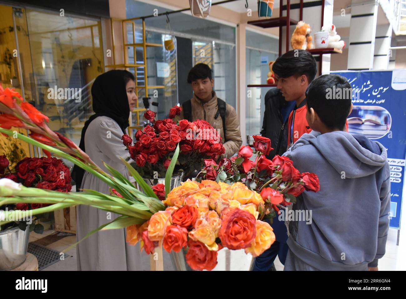 210214 -- MAZAR-i-SHARIF, 14 febbraio 2021 -- Nahid Padram 1st L parla con i clienti al suo negozio di fiori a Mazar-i-Sharif, capitale della provincia di Balkh, Afghanistan, 13 febbraio 2021. Celebrare San Valentino come una nuova cultura si è gradualmente mescolata alle tradizioni afghane ed è stata celebrata tra le giovani generazioni nella capitale afghana Kabul e in altri luoghi negli ultimi dieci anni. PER ANDARE CON la caratteristica: Celebrare San Valentino una nuova cultura radicare le radici in Afghanistan foto di /Xinhua AFGHANISTAN-BALKH-SAN VALENTINO-FIORAIO KawaxBasharat PUBLICATIONxNOTxINxCHN Foto Stock