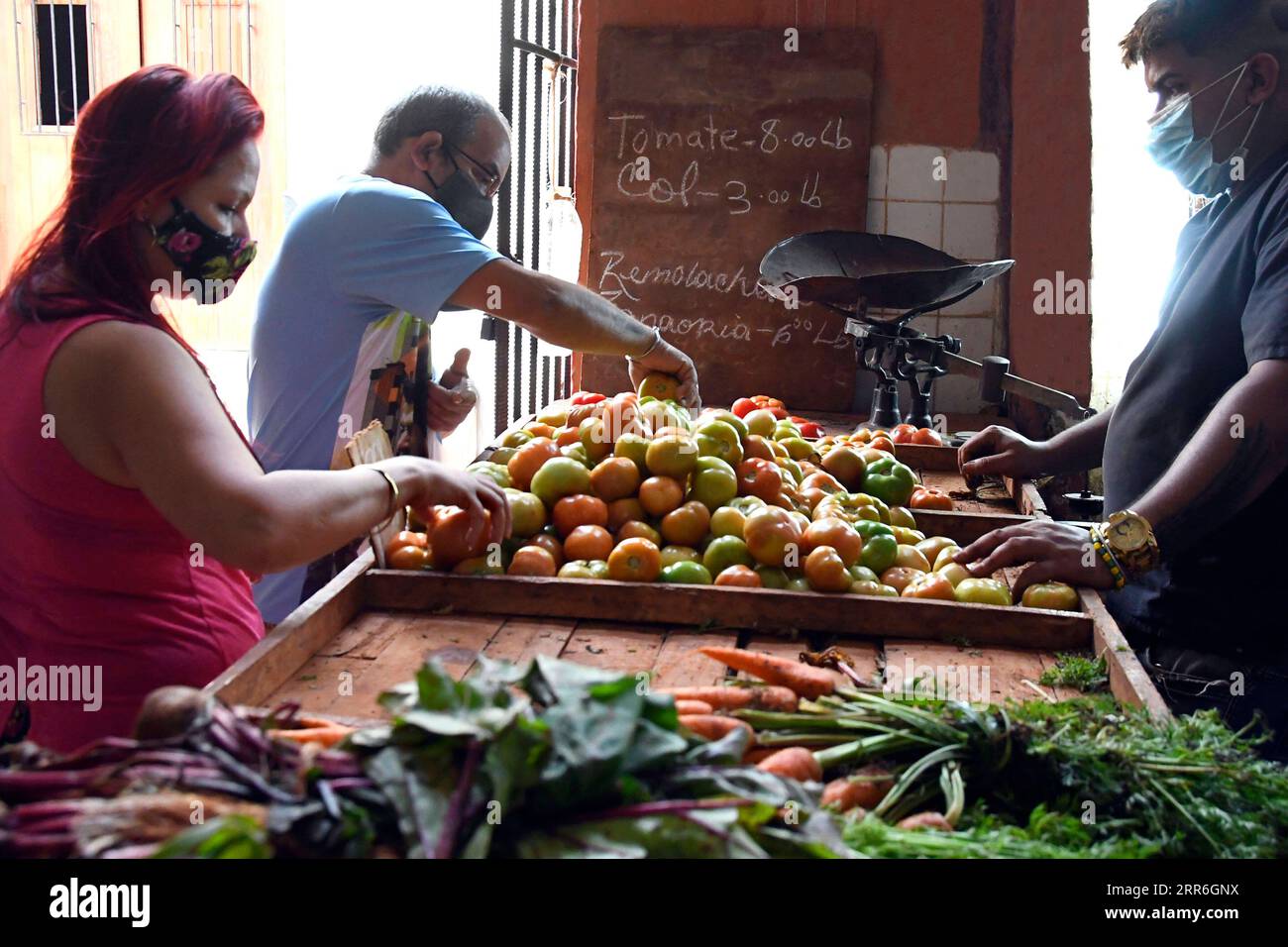 210214 -- L'AVANA, 14 febbraio 2021 -- la gente compra verdure in un mercato privato in una vecchia area urbana a l'Avana, Cuba, 12 febbraio 2021. A seguito delle nuove misure approvate nel corso di una riunione del Consiglio dei ministri di Cuba la scorsa settimana, l'elenco delle attività in cui sono impegnati imprenditori privati locali è stato esteso da 127 a oltre 2.000. Foto di /Xinhua CUBA-HAVANA-ECONOMY-PRIVATE SECTOR JoaquinxHernandez PUBLICATIONxNOTxINxCHN Foto Stock