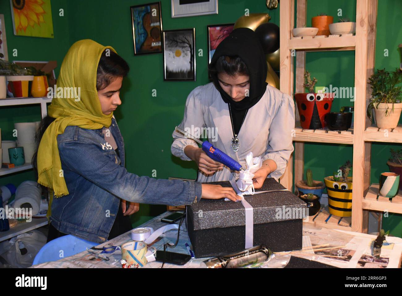 210214 -- MAZAR-i-SHARIF, 14 febbraio 2021 -- Nahid Padram R prepara un regalo per i clienti nel suo negozio di fiori a Mazar-i-Sharif, capitale della provincia di Balkh, Afghanistan, 13 febbraio 2021. Celebrare San Valentino come una nuova cultura si è gradualmente mescolata alle tradizioni afghane ed è stata celebrata tra le giovani generazioni nella capitale afghana Kabul e in altri luoghi negli ultimi dieci anni. PER ANDARE CON la caratteristica: Celebrare San Valentino una nuova cultura radicare le radici in Afghanistan foto di /Xinhua AFGHANISTAN-BALKH-SAN VALENTINO-FIORAIO KawaxBasharat PUBLICATIONxNOTxINxCHN Foto Stock