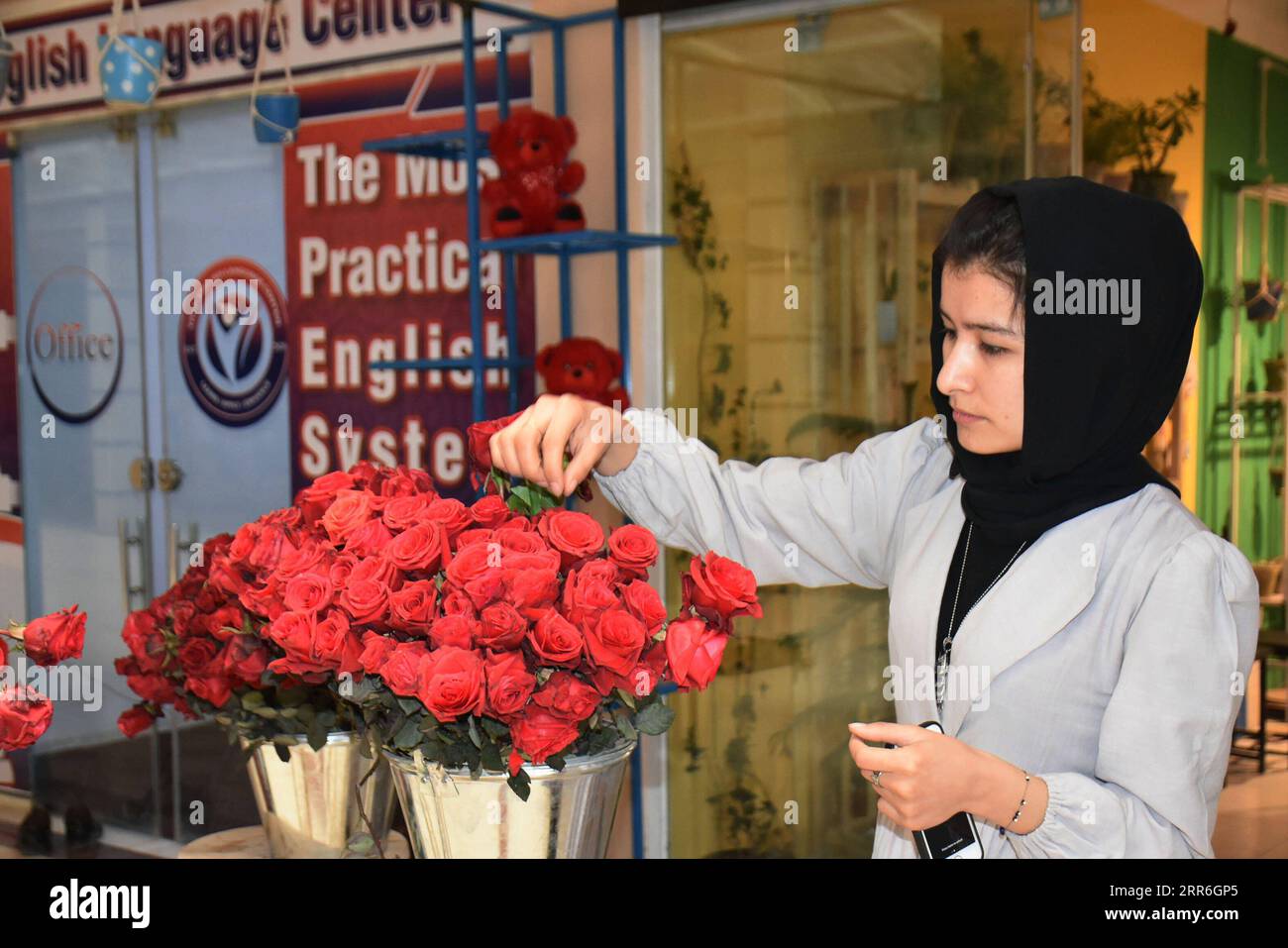 210214 -- MAZAR-i-SHARIF, 14 febbraio 2021 -- Nahid Padram organizza i fiori nel suo negozio di fiori a Mazar-i-Sharif, capitale della provincia di Balkh, Afghanistan, 13 febbraio 2021. Celebrare San Valentino come una nuova cultura si è gradualmente mescolata alle tradizioni afghane ed è stata celebrata tra le giovani generazioni nella capitale afghana Kabul e in altri luoghi negli ultimi dieci anni. PER ANDARE CON la caratteristica: Celebrare San Valentino una nuova cultura radicare le radici in Afghanistan foto di /Xinhua AFGHANISTAN-BALKH-SAN VALENTINO-FIORAIO KawaxBasharat PUBLICATIONxNOTxINxCHN Foto Stock
