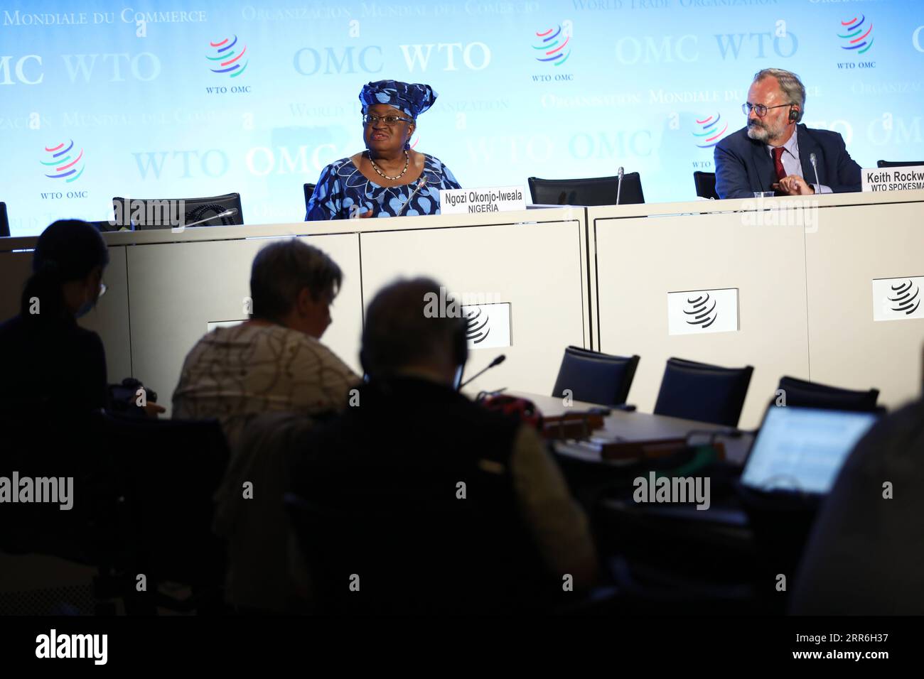 210215 -- GINEVRA, 15 febbraio 2021 -- foto del file scattata il 15 luglio 2020 mostra Ngozi Okonjo-Iweala L che partecipa a una conferenza stampa a Ginevra, in Svizzera. I 164 membri dell'Organizzazione mondiale del commercio lunedì hanno accettato di nominare Ngozi Okonjo-Iweala, un ex ministro delle finanze della Nigeria, come prossimo direttore generale, ha detto in un comunicato stampa. /Handout via Xinhua SWITZERLAND-GENEVA- CHIEF-NGOZI OKONJO-IWEALA WTO PUBLICATIONxNOTxINxCHN Foto Stock