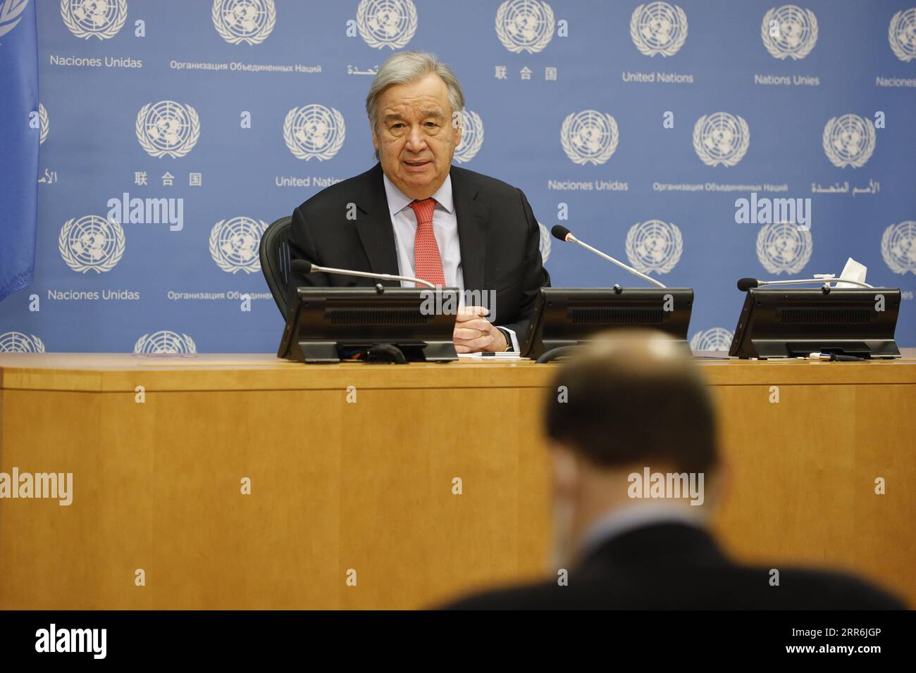 210218 -- NAZIONI UNITE, 18 febbraio 2021 -- il Segretario generale delle Nazioni Unite Antonio Guterres parla durante una conferenza stampa per il lancio di un rapporto del programma ambientale delle Nazioni Unite, Making Peace with Nature. Presso il quartier generale delle Nazioni Unite a New York, il 18 febbraio 2021. Guterres giovedì ha chiesto un'azione globale per fermare una guerra insensata e suicida contro la natura e affrontare le perturbazioni climatiche, la perdita di biodiversità e l'inquinamento. Un-ANTONIO GUTERRES-CONFERENZA STAMPA XiexE PUBLICATIONxNOTxINxCHN Foto Stock