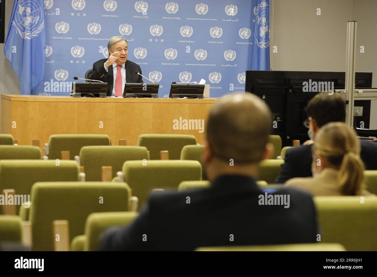 210218 -- NAZIONI UNITE, 18 febbraio 2021 -- il Segretario generale delle Nazioni Unite Antonio Guterres parla durante una conferenza stampa per il lancio di un rapporto del programma ambientale delle Nazioni Unite, Making Peace with Nature. Presso il quartier generale delle Nazioni Unite a New York, il 18 febbraio 2021. Guterres giovedì ha chiesto un'azione globale per fermare una guerra insensata e suicida contro la natura e affrontare le perturbazioni climatiche, la perdita di biodiversità e l'inquinamento. Un-ANTONIO GUTERRES-CONFERENZA STAMPA XiexE PUBLICATIONxNOTxINxCHN Foto Stock