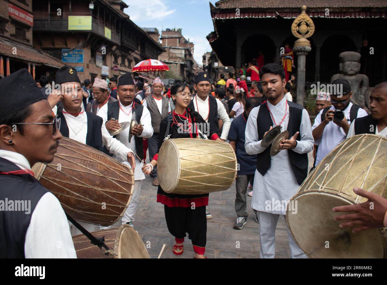 Bhaktapur, Nepal. 6 settembre 2023. La gente partecipa a una parata durante il festival Krishna Janmashtami a Bhaktapur, Nepal, 6 settembre 2023. Il festival di Krishna Janmashtami viene celebrato ogni anno per celebrare l'anniversario della nascita del Dio indù Krishna. Crediti: Sulav Shrestha/Xinhua/Alamy Live News Foto Stock