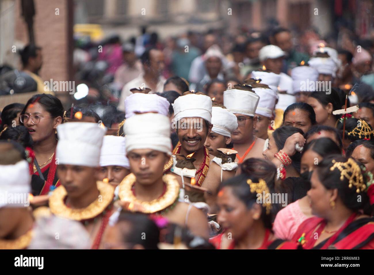 Bhaktapur, Nepal. 6 settembre 2023. La gente partecipa a una parata durante il festival Krishna Janmashtami a Bhaktapur, Nepal, 6 settembre 2023. Il festival di Krishna Janmashtami viene celebrato ogni anno per celebrare l'anniversario della nascita del Dio indù Krishna. Crediti: Sulav Shrestha/Xinhua/Alamy Live News Foto Stock