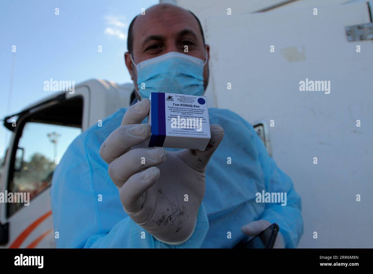 News Bilder des Tages 210221 -- RAFAH, 21 febbraio 2021 -- Un operatore medico mostra una scatola del vaccino COVID-19 al valico di frontiera di Rafah nella parte meridionale della Striscia di Gaza, nella città di Rafah, il 21 febbraio 2021. Un totale di 20.000 dosi di vaccini russi Sputnik V contro il coronavirus, finanziati dagli Emirati Arabi Uniti, sono arrivati nella Striscia di Gaza domenica attraverso il valico di frontiera di Rafah. Foto di /Xinhua MIDEAST-GAZA-RAFAH-COVID-19-VACCINE-ARRIVAL RizekxAbdeljawad PUBLICATIONxNOTxINxCHN Foto Stock