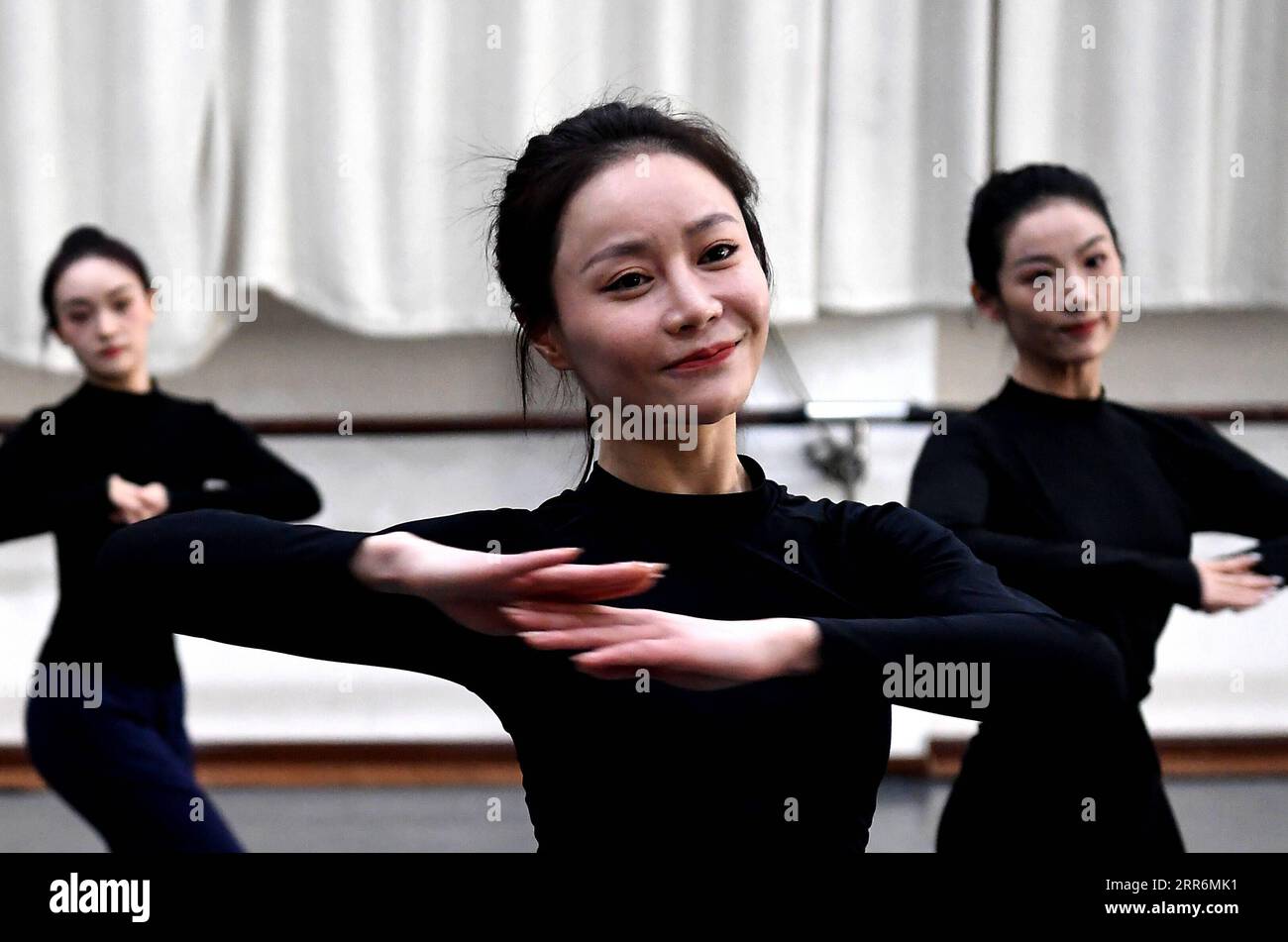 210222 -- ZHENGZHOU, 22 febbraio 2021 -- Yi Xingyan C, attrice leader del Zhengzhou Song and Dance Theater, Practices at the Theatre in Zhengzhou, Cina centrale, provincia di S Henan, 20 febbraio 2021. Quattordici ballerini dello Zhengzhou Song and Dance Theater sono stati molto impegnati da quando la danza che hanno eseguito è diventata virale online. Lo spettacolo, chiamato Banquet of Tang Palace, è stato messo in scena al gala del Festival di Primavera della provincia di Henan. Brillantemente coreografata e recitata, la danza ha quasi portato in vita antiche figurine danzanti della dinastia Tang 618-907. Lo spettacolo Banquet of Tang Palace, ispirato Foto Stock