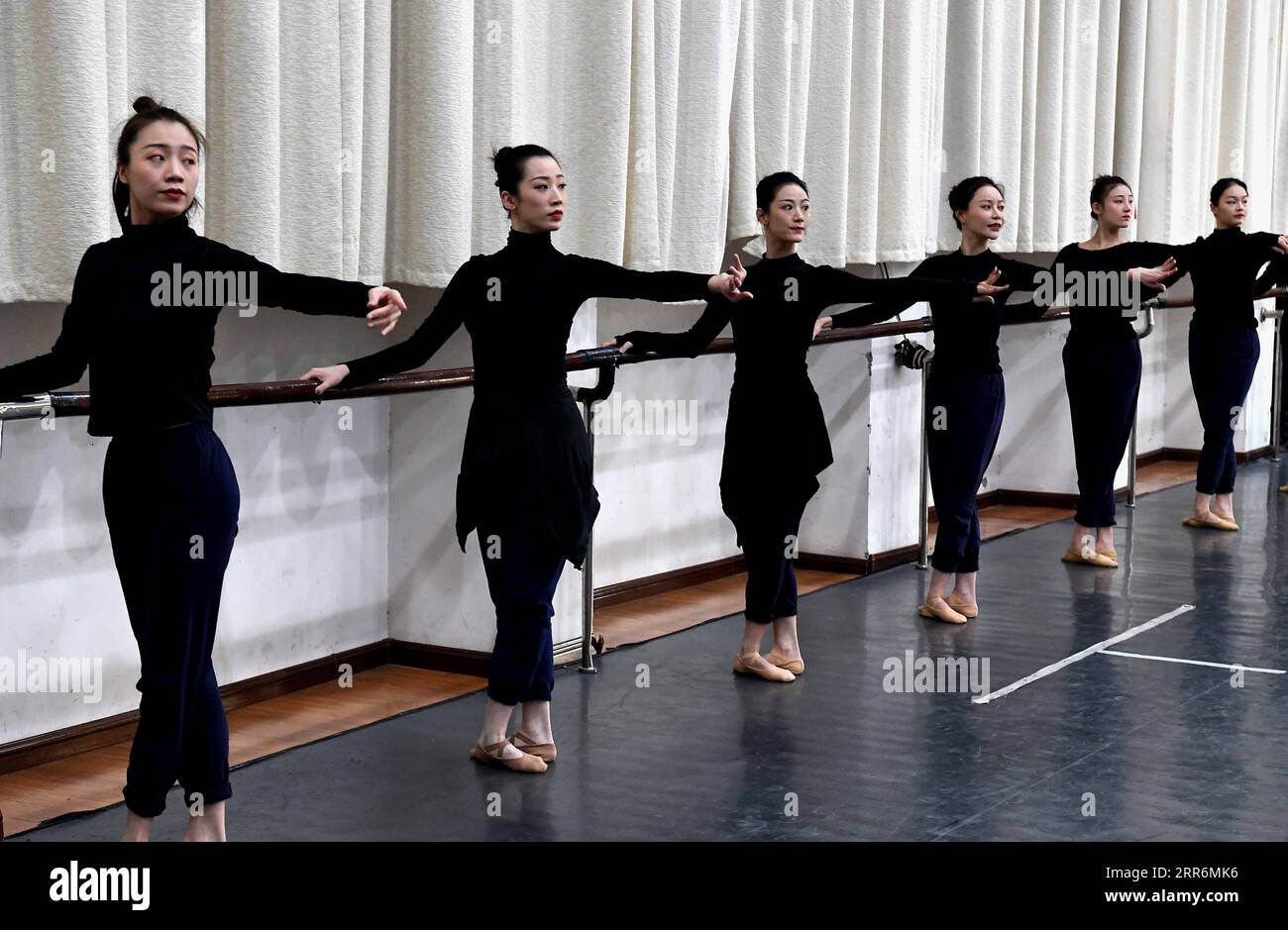 210222 -- ZHENGZHOU, 22 febbraio 2021 -- Dancers Practice at Zhengzhou Song and Dance Theater a Zhengzhou, provincia di Henan, Cina centrale, 20 febbraio 2021. Quattordici ballerini dello Zhengzhou Song and Dance Theater sono stati molto impegnati da quando la danza che hanno eseguito è diventata virale online. Lo spettacolo, chiamato Banquet of Tang Palace, è stato messo in scena al gala del Festival di Primavera della provincia di Henan. Brillantemente coreografata e recitata, la danza ha quasi portato in vita antiche figurine danzanti della dinastia Tang 618-907. Lo spettacolo Banquet of Tang Palace, ispirato alle statuette danzanti esposte in Foto Stock