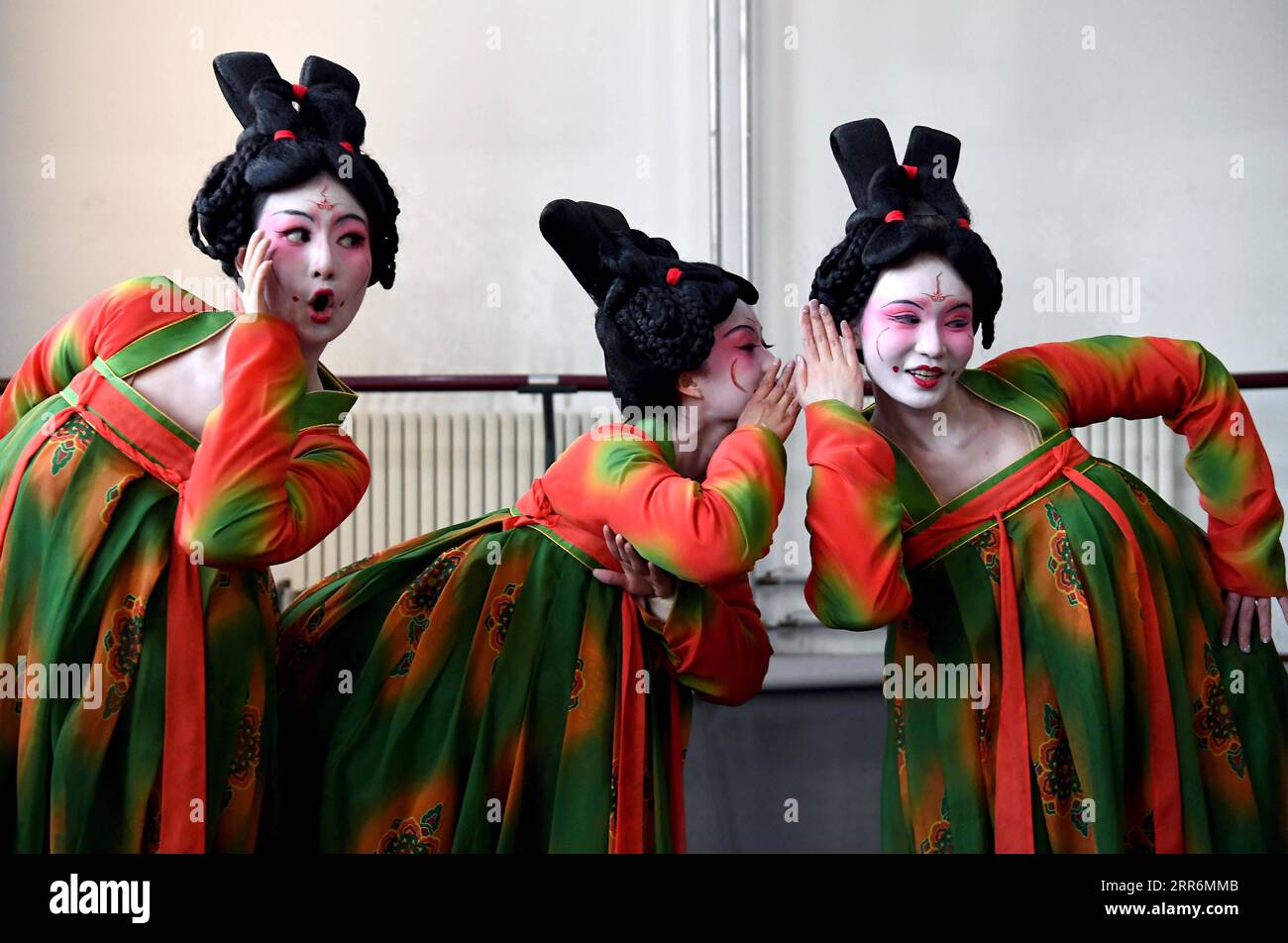 210222 -- ZHENGZHOU, 22 febbraio 2021 -- Dancers Practice at Zhengzhou Song and Dance Theater a Zhengzhou, provincia di Henan, Cina centrale, 20 febbraio 2021. Quattordici ballerini dello Zhengzhou Song and Dance Theater sono stati molto impegnati da quando la danza che hanno eseguito è diventata virale online. Lo spettacolo, chiamato Banquet of Tang Palace, è stato messo in scena al gala del Festival di Primavera della provincia di Henan. Brillantemente coreografata e recitata, la danza ha quasi portato in vita antiche figurine danzanti della dinastia Tang 618-907. Lo spettacolo Banquet of Tang Palace, ispirato alle statuette danzanti esposte in Foto Stock