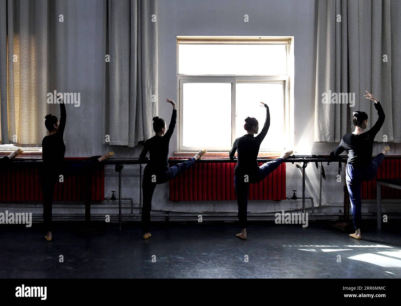 210222 -- ZHENGZHOU, 22 febbraio 2021 -- Dancers Practice at Zhengzhou Song and Dance Theater a Zhengzhou, provincia di Henan, Cina centrale, 20 febbraio 2021. Quattordici ballerini dello Zhengzhou Song and Dance Theater sono stati molto impegnati da quando la danza che hanno eseguito è diventata virale online. Lo spettacolo, chiamato Banquet of Tang Palace, è stato messo in scena al gala del Festival di Primavera della provincia di Henan. Brillantemente coreografata e recitata, la danza ha quasi portato in vita antiche figurine danzanti della dinastia Tang 618-907. Lo spettacolo Banquet of Tang Palace, ispirato alle statuette danzanti esposte in Foto Stock