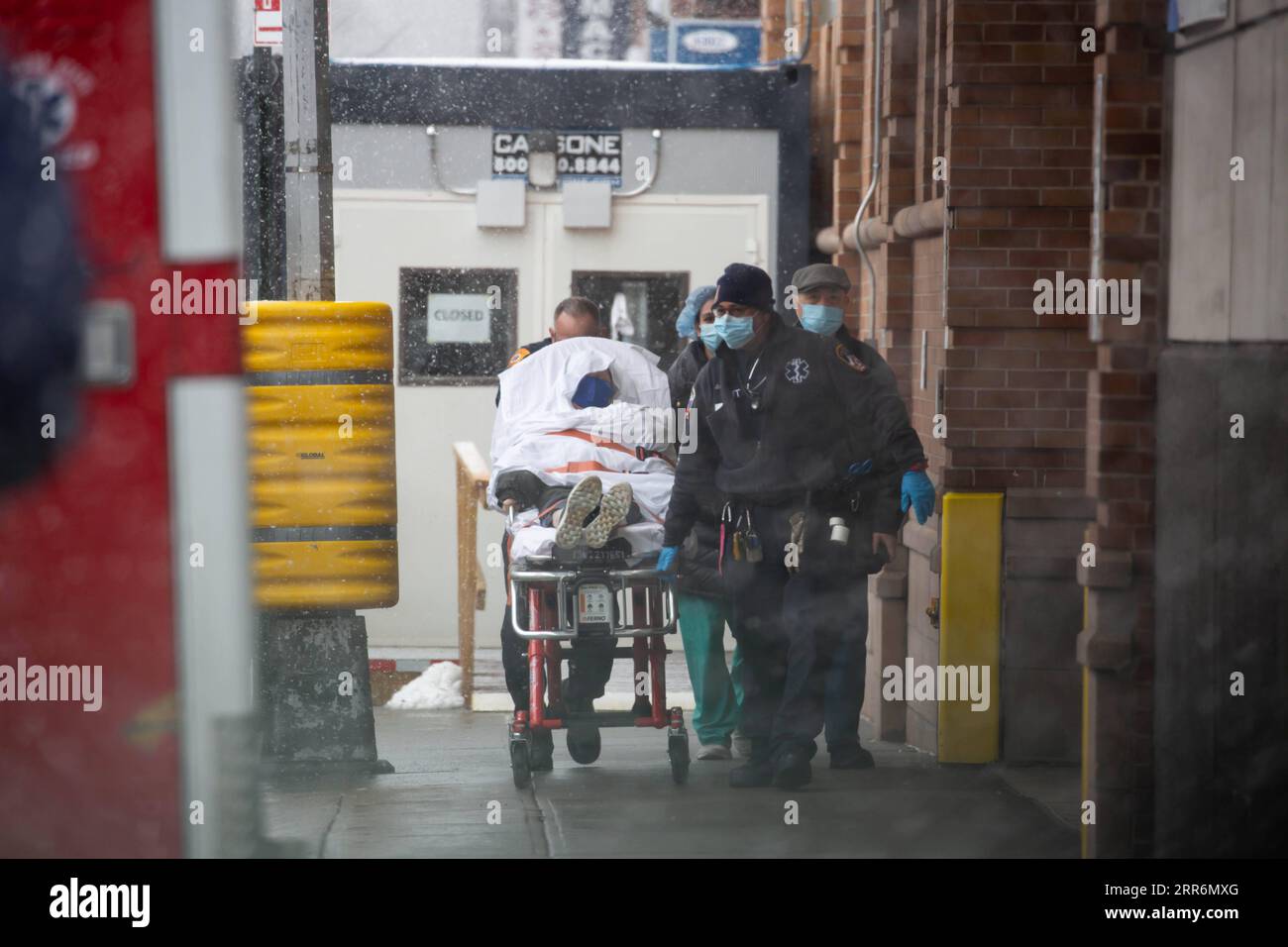 210223 -- NEW YORK, 23 febbraio 2021 -- i medici guidano un paziente di fronte al Maimonides Medical Center nel Brooklyn Borough di New York, Stati Uniti, 22 febbraio 2021. Gli Stati Uniti hanno raggiunto la triste pietra miliare di mezzo milione di morti da coronavirus lunedì, secondo il Center for Systems Science and Engineering CSSE della Johns Hopkins University. Foto di /Xinhua U.S.-NEW YORK-COVID-19-DEATH-HALF A MILLION MichaelxNagle PUBLICATIONxNOTxINxCHN Foto Stock