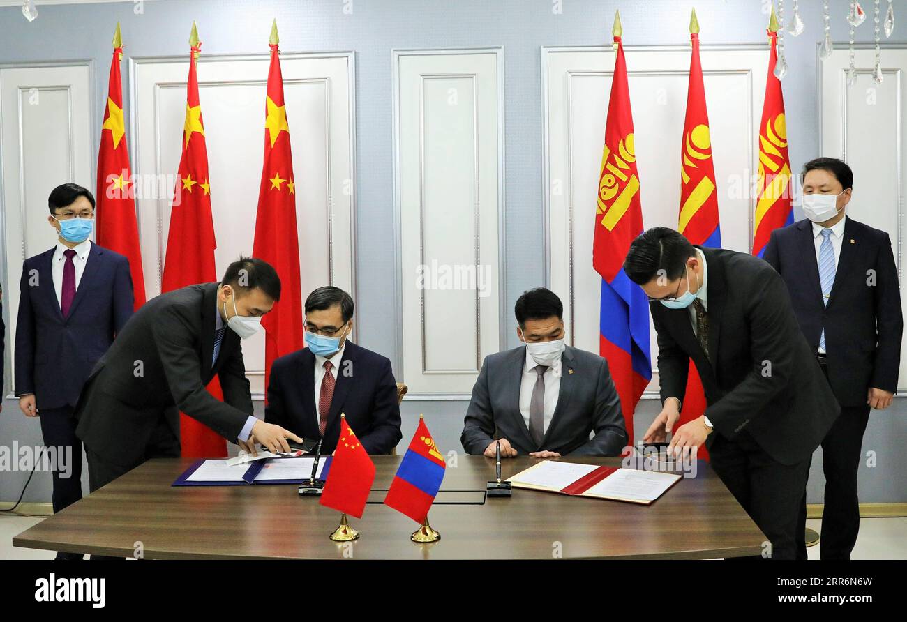210223 -- ULAN BATOR, 23 febbraio 2021 -- i rappresentanti della Cina e della Mongolia firmano i certificati di consegna dei vaccini COVID-19 donati dalla Cina durante una cerimonia di consegna presso l'aeroporto internazionale Chinggis Khaan di Ulan Bator, Mongolia, 23 febbraio 2021. La Mongolia lunedì sera ha ricevuto 300.000 dosi di vaccino contro la COVID-19 di Sinopharm donato dalla Cina. MONGOLIA-ULAN BATOR-CHINA HA DONATO-VACCINI COVID-19 ASIGANG PUBLICATIONXNOTXINXCHN Foto Stock