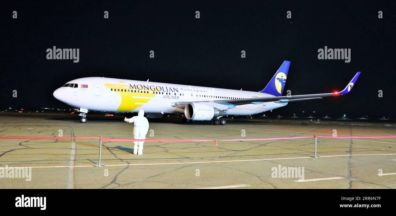 210223 -- ULAN BATOR, 23 febbraio 2021 -- foto scattata il 23 febbraio 2021 mostra un aereo che trasporta vaccini COVID-19 donato dalla Cina all'aeroporto internazionale Chinggis Khaan di Ulan Bator, Mongolia. La Mongolia lunedì sera ha ricevuto 300.000 dosi di vaccino contro la COVID-19 di Sinopharm donato dalla Cina. MONGOLIA-ULAN BATOR-CHINA HA DONATO-VACCINI COVID-19 ASIGANG PUBLICATIONXNOTXINXCHN Foto Stock