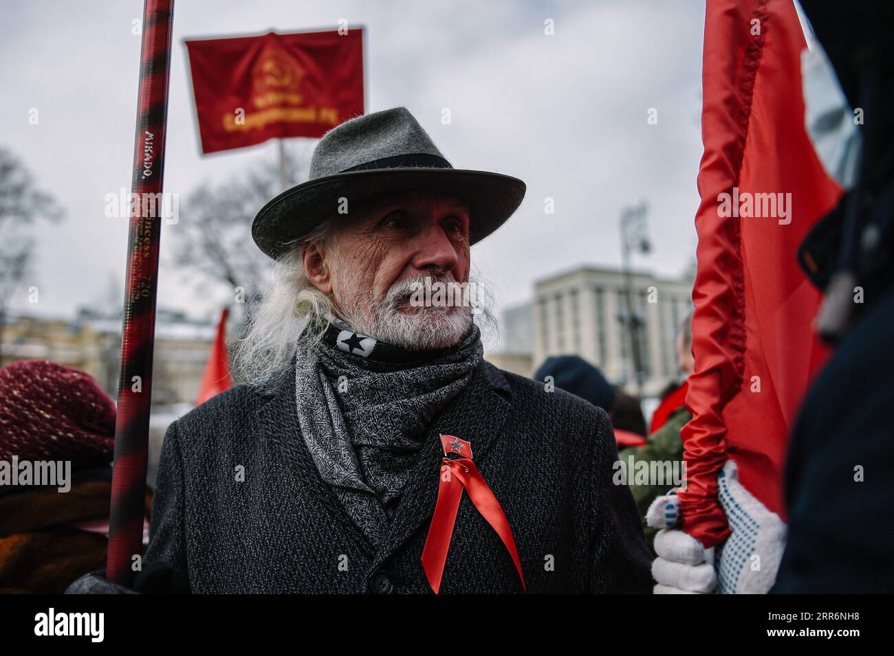 210224 -- MOSCA, 24 febbraio 2021 -- Un sostenitore del Partito Comunista della Federazione Russa KPRF partecipa a una cerimonia presso la Tomba del Milite Ignoto durante una celebrazione della Festa del difensore della Patria a Mosca, in Russia, il 23 febbraio 2021. RUSSIA-MOSCA-KPRF-DIFENSORE DELLA GIORNATA DELLA PATRIA EVGENYXSINITSYN PUBLICATIONXNOTXINXCHN Foto Stock