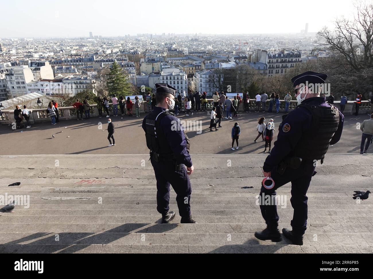 210225 -- PARIGI, 25 febbraio 2021 -- poliziotti di fronte alla Basilica del Sacro cuore in cima al Montmartre a Parigi, Francia, 24 febbraio 2021. Mercoledì la Francia ha confermato 31.519 nuovi casi di COVID-19, il più grande salto di un giorno dalla metà di novembre dell'anno lat, in quanto la situazione molto preoccupante in alcuni dipartimenti ha costretto le autorità a imporre un blocco parziale per combattere la rinascita del virus. FRANCE-PARIS-WEATHER-COVID-19 GaoxJing PUBLICATIONxNOTxINxCHN Foto Stock