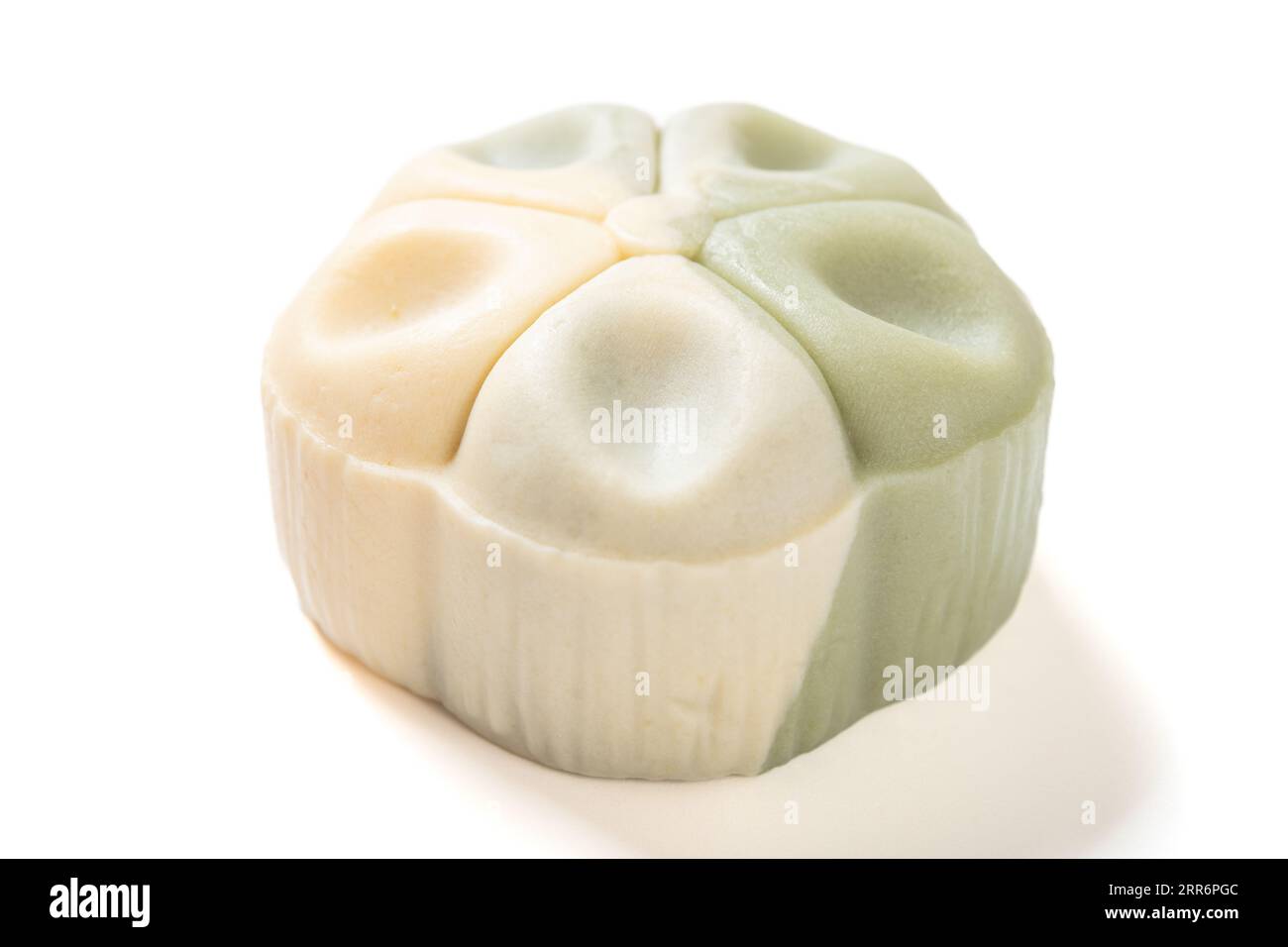 vista angolare elegante e bellissima torta luna dai colori verde e bianco a forma di fiore su sfondo bianco Foto Stock