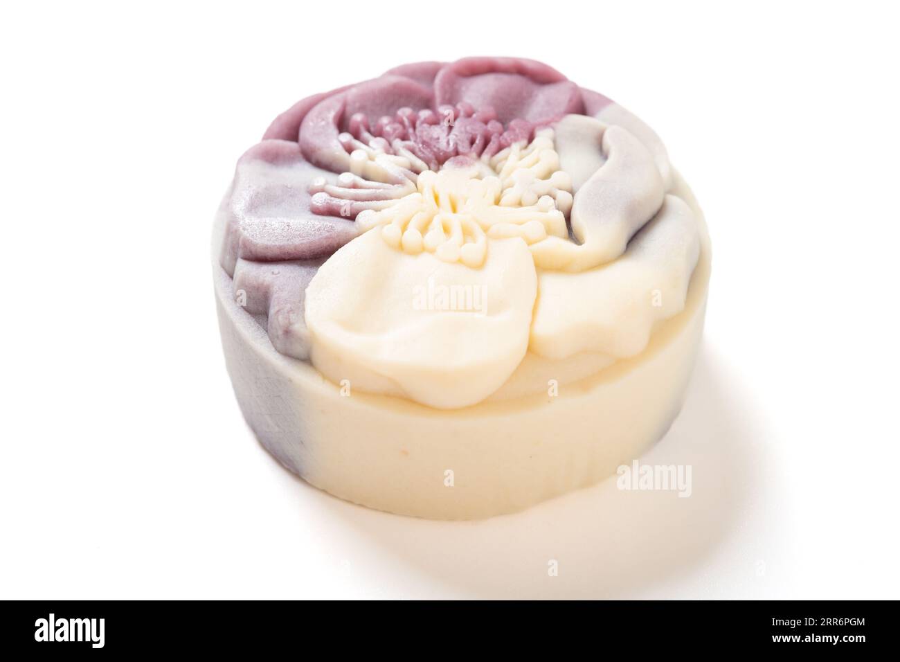 vista angolare elegante e bellissima torta luna dai colori viola e bianco su sfondo bianco Foto Stock