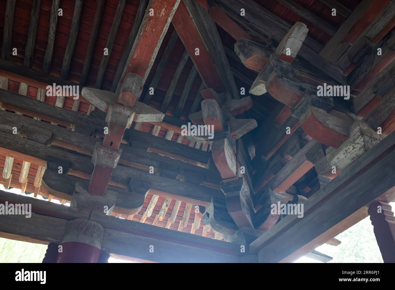 Struttura con tetto in legno di templi in stile cinese tradizionale Foto Stock