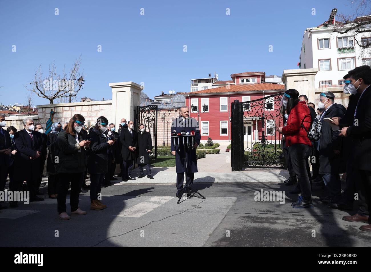 210226 -- ISTANBUL, 26 febbraio 2021 -- il presidente turco Recep Tayyip Erdogan C parla dopo le preghiere del venerdì a Istanbul, Turchia, il 26 febbraio 2021. Erdogan ha descritto venerdì il tentativo di acquisizione militare in Armenia come inaccettabile, osservando che la Turchia è contro tutti i tipi di colpi di stato. TURCHIA-ISTANBUL-PRESIDENT-ARMENIA Xinhua PUBLICATIONxNOTxINxCHN Foto Stock