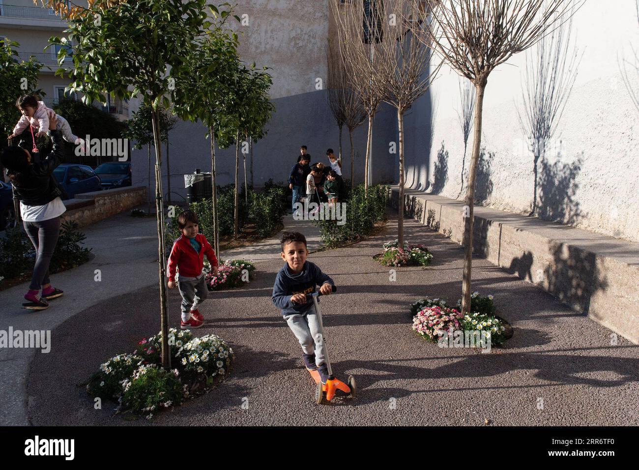 210227 -- ATENE, 27 febbraio 2021 -- i bambini giocano in un parco tascabile nel quartiere Kolonos ad Atene, Grecia, il 25 febbraio 2021. Caratteristiche: Parchi tascabili che spuntano ad Atene nell'ambito del nuovo programma GRECIA-ATENE-PARCHI TASCABILI MariosxLolos PUBLICATIONxNOTxINxCHN Foto Stock