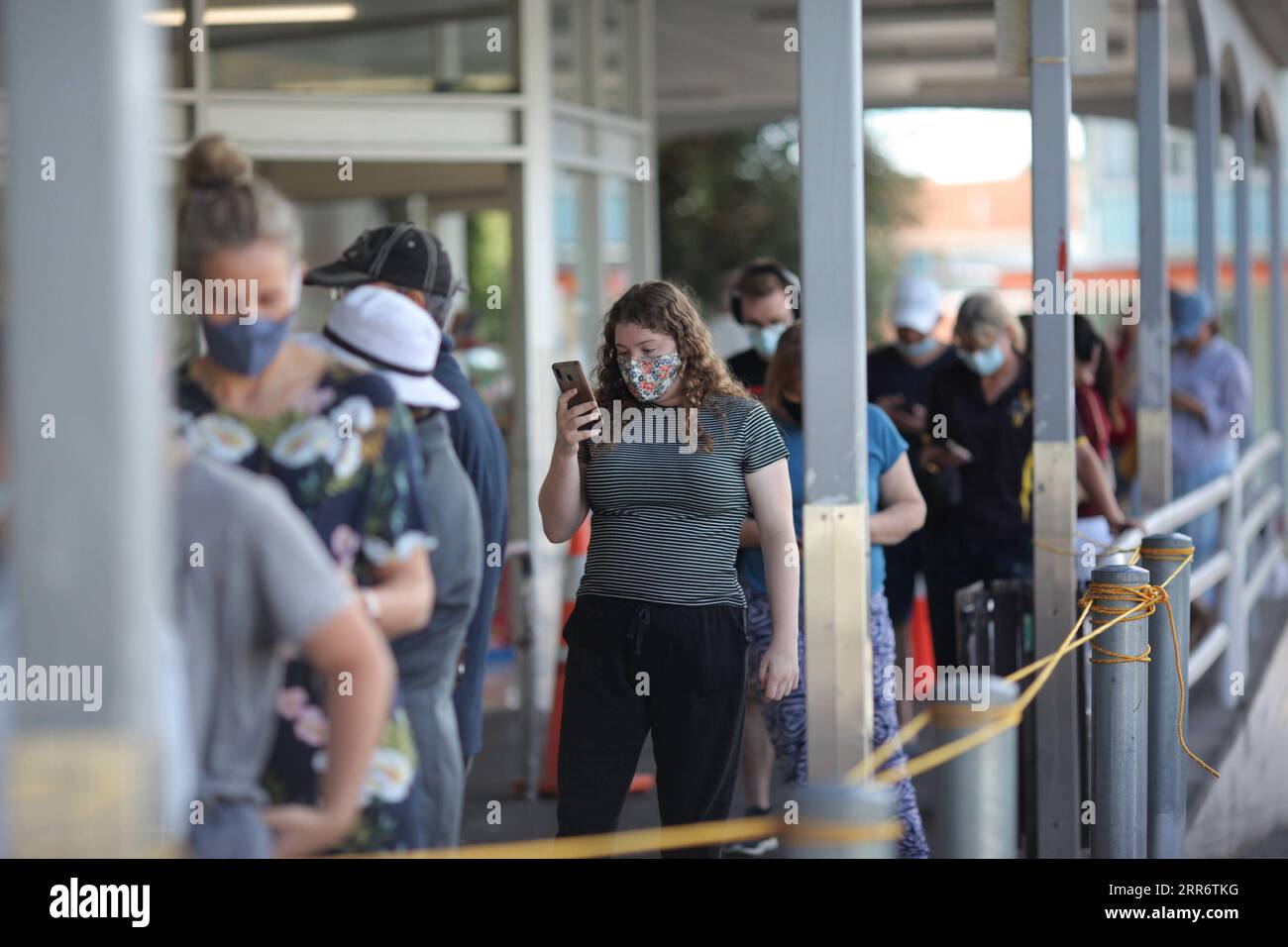 210228 -- AUCKLAND, 28 febbraio 2021 -- i cittadini che indossano maschere facciali aspettano in fila per acquistare beni in un supermercato ad Auckland, nuova Zelanda, 28 febbraio 2021. La città più grande della nuova Zelanda, Auckland, passerà dal livello di allerta COVID-19 1 al livello di allerta 3 e il resto del paese al livello di allerta 2 dalle 6:00 di domenica mattina, il primo ministro Jacinda Ardern ha annunciato in una conferenza stampa urgente sabato sera. Foto di /Xinhua NEW ZEALAND-AUCKLAND-COVID-19-ALERT LEVEL ZhaoxGang PUBLICATIONxNOTxINxCHN Foto Stock