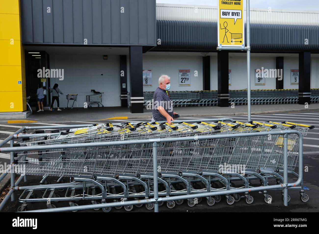 210228 -- AUCKLAND, 28 febbraio 2021 -- Un cittadino che indossa una maschera compra beni in un supermercato di Auckland, nuova Zelanda, 28 febbraio 2021. La città più grande della nuova Zelanda, Auckland, passerà dal livello di allerta COVID-19 1 al livello di allerta 3 e il resto del paese al livello di allerta 2 dalle 6:00 di domenica mattina, il primo ministro Jacinda Ardern ha annunciato in una conferenza stampa urgente sabato sera. Foto di /Xinhua NEW ZEALAND-AUCKLAND-COVID-19-ALERT LEVEL ZhaoxGang PUBLICATIONxNOTxINxCHN Foto Stock