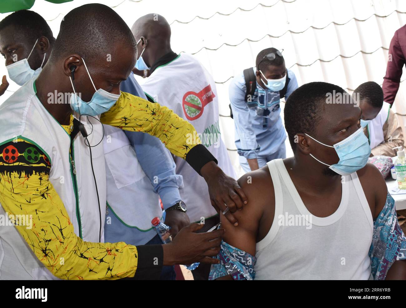 210306 -- CONAKRY, 6 marzo 2021 -- Un uomo riceve una dose di vaccino cinese a Conakry, capitale della Guinea, 5 marzo 2021. La Guinea ha dato il via alla campagna di vaccinazione contro la COVID-19 venerdì con il primo lotto di vaccino donato dalla Cina. GUINEA-CONAKRY-VACCINAZIONE Xinhua PUBLICATIONxNOTxINxCHN Foto Stock