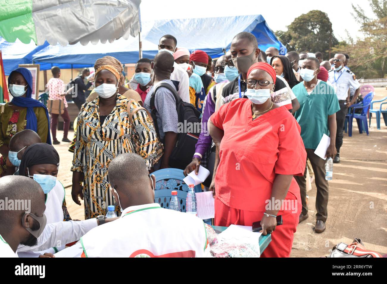 210306 -- CONAKRY, 6 marzo 2021 -- le persone si preparano per un vaccino assistito dalla Cina a Conakry, capitale della Guinea, 5 marzo 2021. La Guinea ha dato il via alla campagna di vaccinazione contro la COVID-19 venerdì con il primo lotto di vaccino donato dalla Cina. GUINEA-CONAKRY-VACCINAZIONE Xinhua PUBLICATIONxNOTxINxCHN Foto Stock
