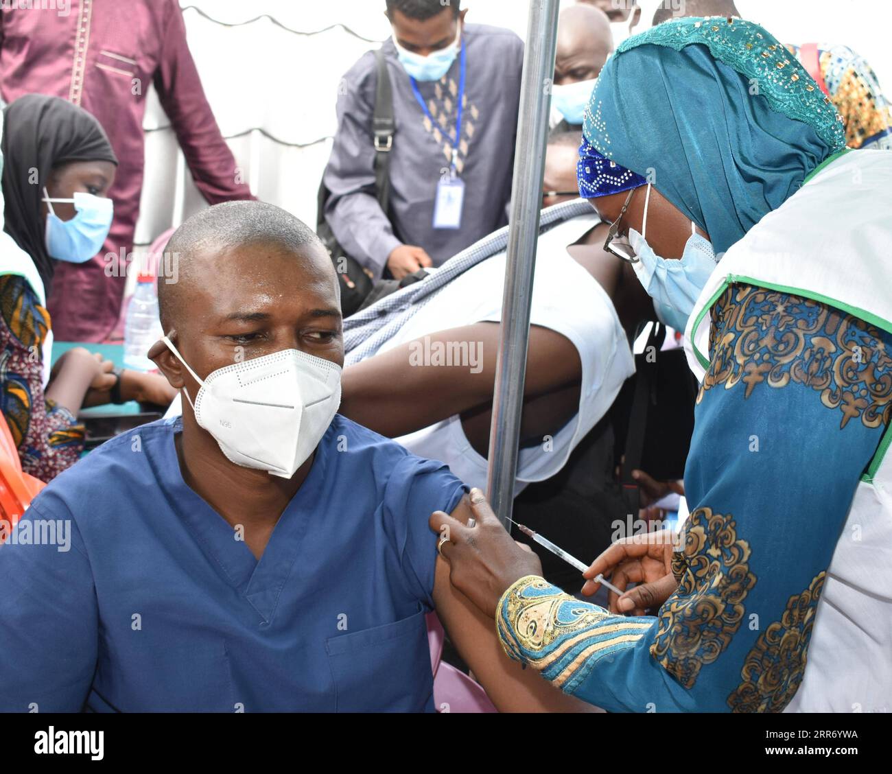 210306 -- CONAKRY, 6 marzo 2021 -- Un uomo riceve una dose di vaccino cinese a Conakry, capitale della Guinea, 5 marzo 2021. La Guinea ha dato il via alla campagna di vaccinazione contro la COVID-19 venerdì con il primo lotto di vaccino donato dalla Cina. GUINEA-CONAKRY-VACCINAZIONE Xinhua PUBLICATIONxNOTxINxCHN Foto Stock