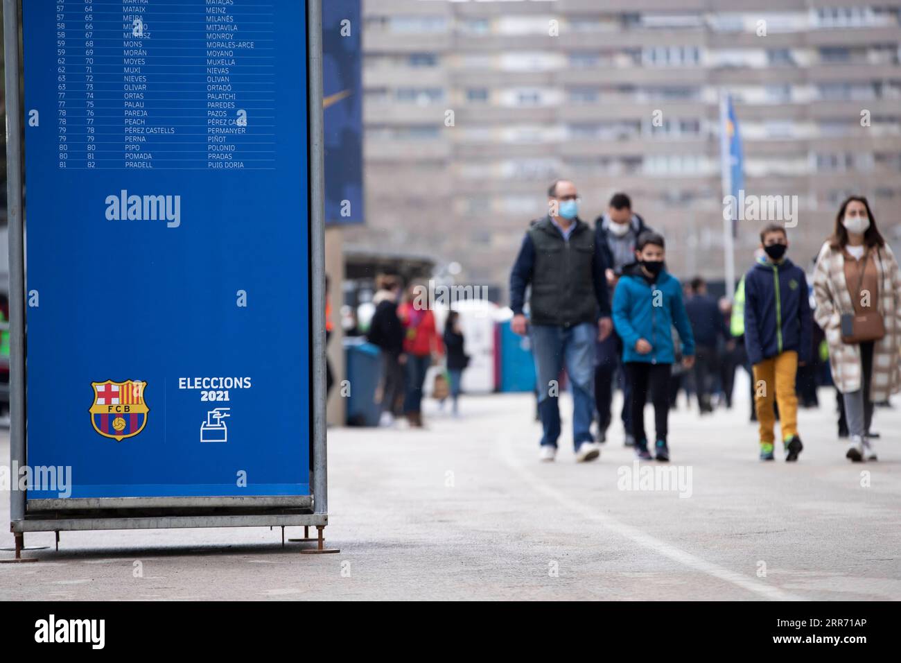 210308 -- BARCELLONA, 8 marzo 2021 -- la gente cammina davanti al luogo delle elezioni a Barcellona, Spagna, 7 marzo 2020. Joan Laporta è stata eletta presidente di domenica mattina presto. Foto di /Xinhua SPSPAIN-BARCELONA--PRESIDENT ELECTION FCxBarcelona PUBLICATIONxNOTxINxCHN Foto Stock