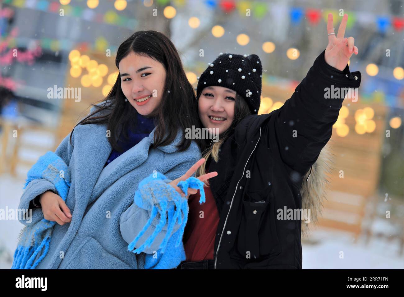 210308 -- NUR-SULTAN, 8 marzo 2021 -- due ragazze posano per le foto al Central Park di Nur-Sultan, Kazakistan, 7 marzo 2021. La gente di lunedì ha celebrato la giornata internazionale della donna con una varietà di intrattenimenti al Central Park. Foto di /Xinhua KAZAKISTAN-NUR-SULTAN-WOMEN 'S DAY KalizhanxOspanov PUBLICATIONxNOTxINxCHN Foto Stock