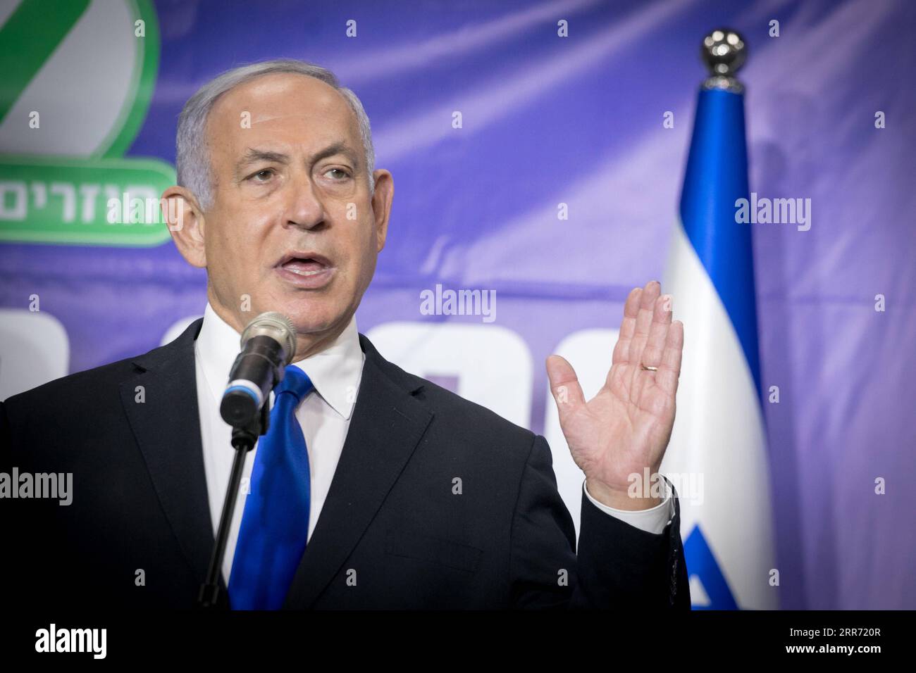 210308 - TEL AVIV, 8 marzo 2021 - il primo ministro israeliano Benjamin Netanyahu tiene un discorso durante un incontro con la 5 milionesima persona che ha ricevuto il vaccino COVID-19 in Israele, a Tel Aviv, Israele, l'8 marzo 2021. Il numero di persone vaccinate contro la COVID-19 in Israele ha superato i 5 milioni, ovvero il 53,8% della sua popolazione totale, da quando la campagna di vaccinazione è iniziata il 20 dicembre 2020. Via Xinhua ISRAEL-TEL AVIV-PM-COVID-19-VACCINE-5 MILIONESIMA PERSONA MiriamxAlster/JINI PUBLICATIONxNOTxINxCHN Foto Stock