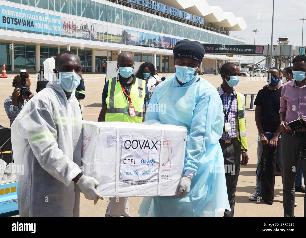 210310 -- GABORONE, 10 marzo 2021 -- il personale porta una scatola di vaccini COVID-19 all'aeroporto internazionale Sir Seretse Khama di Gaborone, Botswana, 9 marzo 2021. Il Botswana ha ricevuto il primo lotto di 30.000 dosi di vaccini COVID-19 donati dall'India martedì. Foto di /Xinhua BOTSWANA-GABORONE-COVID-19 VACCINO-ARRIVO TshekisoxTebalo PUBLICATIONxNOTxINxCHN Foto Stock