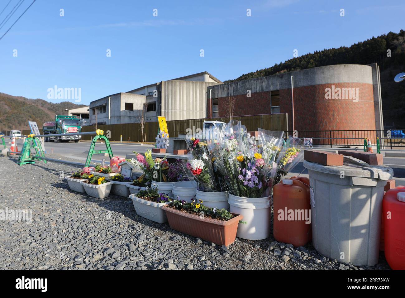 210311 -- ISHINOMAKI, 11 marzo 2021 -- i fiori sono posati di fronte alle rovine della Okawa Elementary School a Ishinomaki, Giappone, 9 marzo 2021. Una scuola elementare pubblica nella prefettura di Miyagi ha perso più di 80 vite nello tsunami a seguito del terremoto del marzo 2011 nel Giappone nordorientale. Dieci anni dopo, le rovine dell'edificio scolastico raccontano ancora l'inimmaginabile tragedia della calamità. A PARTIRE da 10 anni, la scuola giapponese di tsunami-hit racconta ancora una tragedia inimmaginabile JAPAN-ISHINOMAKI-TSUNAMI-ANNIVERSARIO-ELEMENTARE SCUOLA DuxXiaoyi PUBLICATIONxNOTxINxCHN Foto Stock
