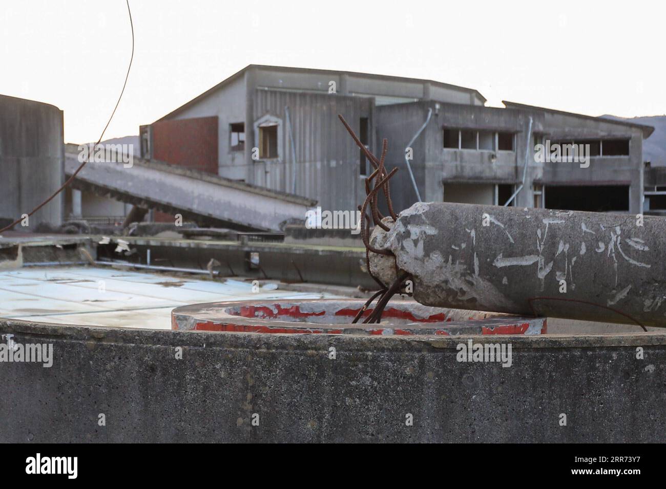 210311 -- ISHINOMAKI, 11 marzo 2021 -- le rovine della Okawa Elementary School sono visibili a Ishinomaki, Giappone, 9 marzo 2021. Una scuola elementare pubblica nella prefettura di Miyagi ha perso più di 80 vite nello tsunami a seguito del terremoto del marzo 2011 nel Giappone nordorientale. Dieci anni dopo, le rovine dell'edificio scolastico raccontano ancora l'inimmaginabile tragedia della calamità. A PARTIRE da 10 anni, la scuola giapponese di tsunami-hit racconta ancora una tragedia inimmaginabile JAPAN-ISHINOMAKI-TSUNAMI-ANNIVERSARIO-ELEMENTARE SCUOLA DuxXiaoyi PUBLICATIONxNOTxINxCHN Foto Stock