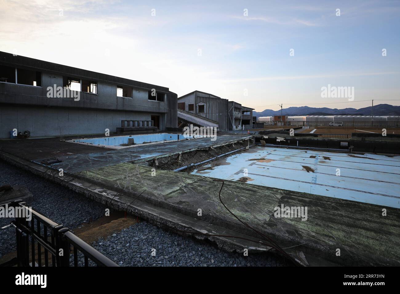 210311 -- ISHINOMAKI, 11 marzo 2021 -- le rovine della Okawa Elementary School sono visibili a Ishinomaki, Giappone, 9 marzo 2021. Una scuola elementare pubblica nella prefettura di Miyagi ha perso più di 80 vite nello tsunami a seguito del terremoto del marzo 2011 nel Giappone nordorientale. Dieci anni dopo, le rovine dell'edificio scolastico raccontano ancora l'inimmaginabile tragedia della calamità. A PARTIRE da 10 anni, la scuola giapponese di tsunami-hit racconta ancora una tragedia inimmaginabile JAPAN-ISHINOMAKI-TSUNAMI-ANNIVERSARIO-ELEMENTARE SCUOLA DuxXiaoyi PUBLICATIONxNOTxINxCHN Foto Stock