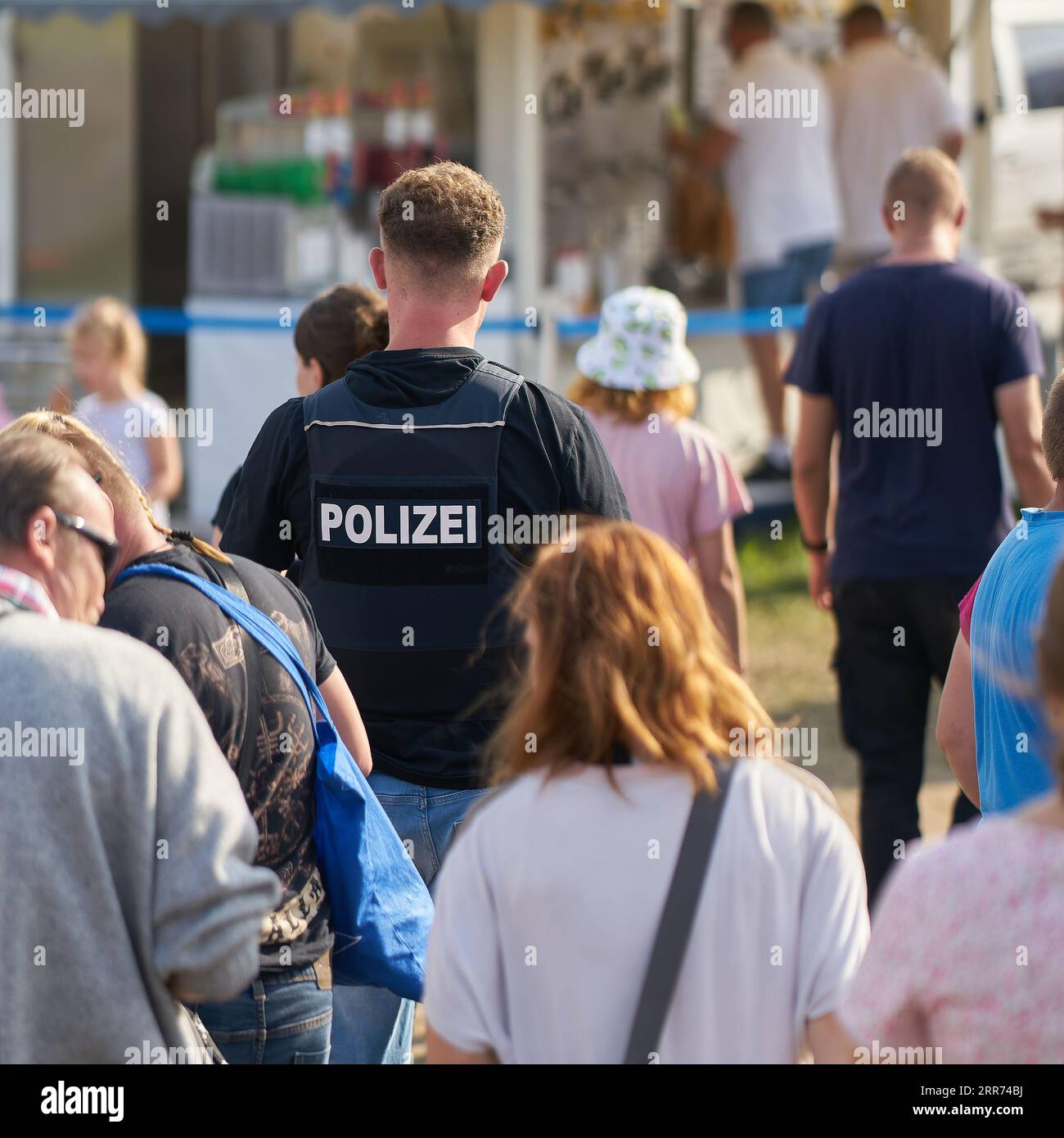 Presenza della polizia come misura di sicurezza in un festival popolare annuale a Havelberg, in Germania Foto Stock