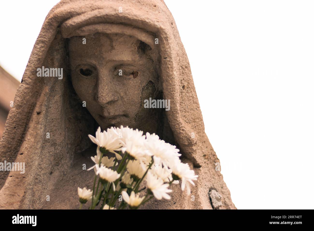 triste statua di donna pensante con vista ravvicinata sul suo volto in un parco cimitero Foto Stock