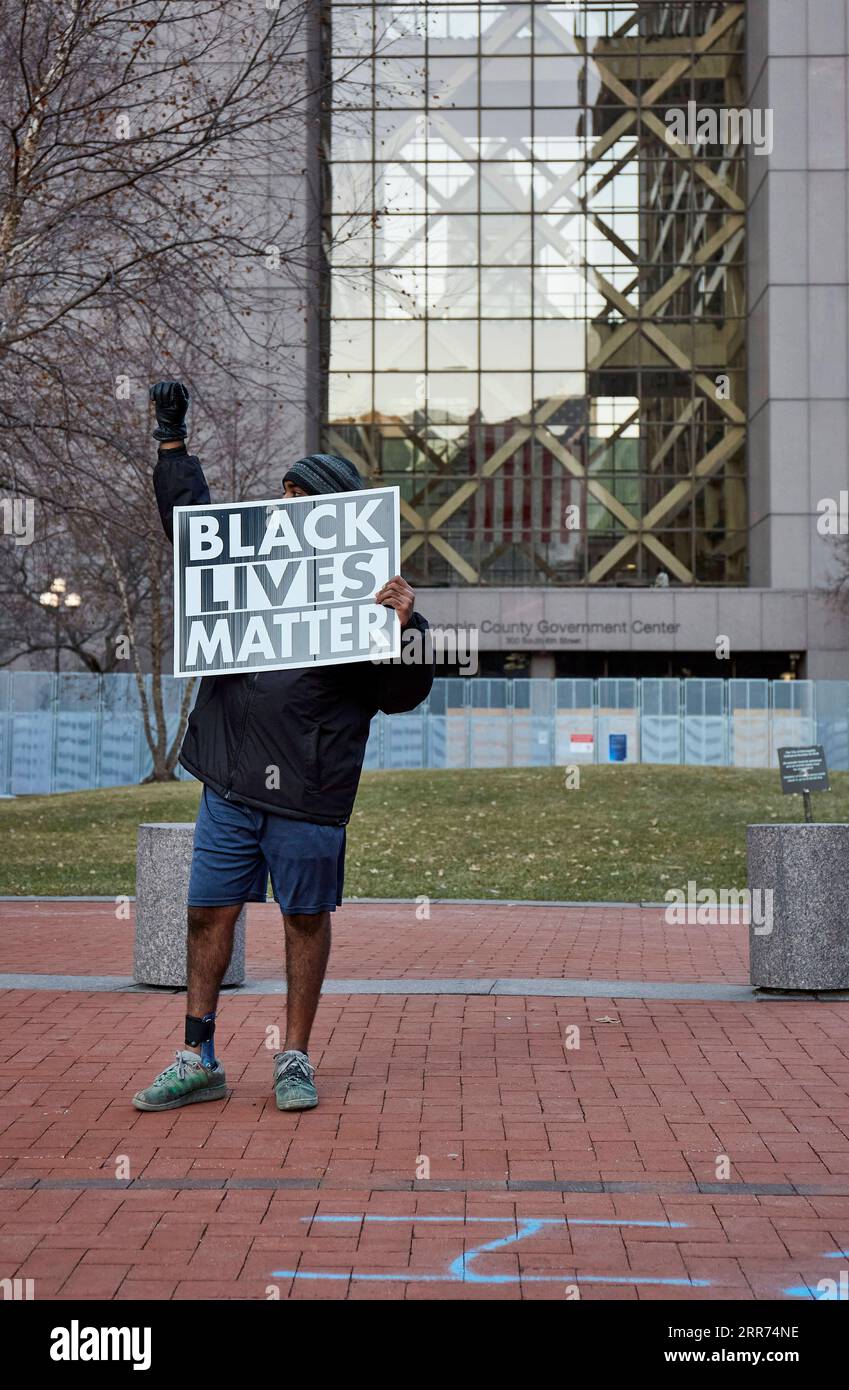 210312 -- WASHINGTON, 12 marzo 2021 -- Un manifestante è visto fuori dal tribunale della contea di Hennepin a Minneapolis, Minnesota, negli Stati Uniti, 11 marzo 2021. Un'accusa di omicidio di terzo grado contro l'ex agente di polizia di Minneapolis, Derek Chauvin, che ha ucciso George Floyd l'anno scorso, e' stata reintegrata giovedì, mentre la data di inizio del processo si avvicinava. PER ANDARE CON IL giudice degli Stati Uniti ripristina l'accusa di omicidio di terzo grado contro l'ex poliziotto che ha ucciso Floyd Photo di /Xinhua U.S.-MINNESOTA-ACCUSA CONTRO DEREK CHAUVIN MatthewxMcIntosh PUBLICATIONxNOTxINxCHN Foto Stock
