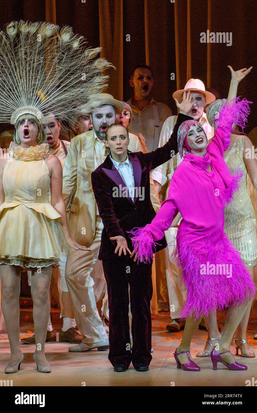 Magdeburg, Germania. 6 settembre 2023. Carmen Steinert (l) nel ruolo di Jimmy e Meike Hartmann (r) nel doppio ruolo di Suzanne Provence e la Principessa Laya provano una scena del dramma "il fiore delle Hawaii". Theater Magdeburg inizierà la nuova stagione con la prima l'8 settembre 2023. Credito: Klaus-Dietmar Gabbert/dpa/ZB/dpa/Alamy Live News Foto Stock