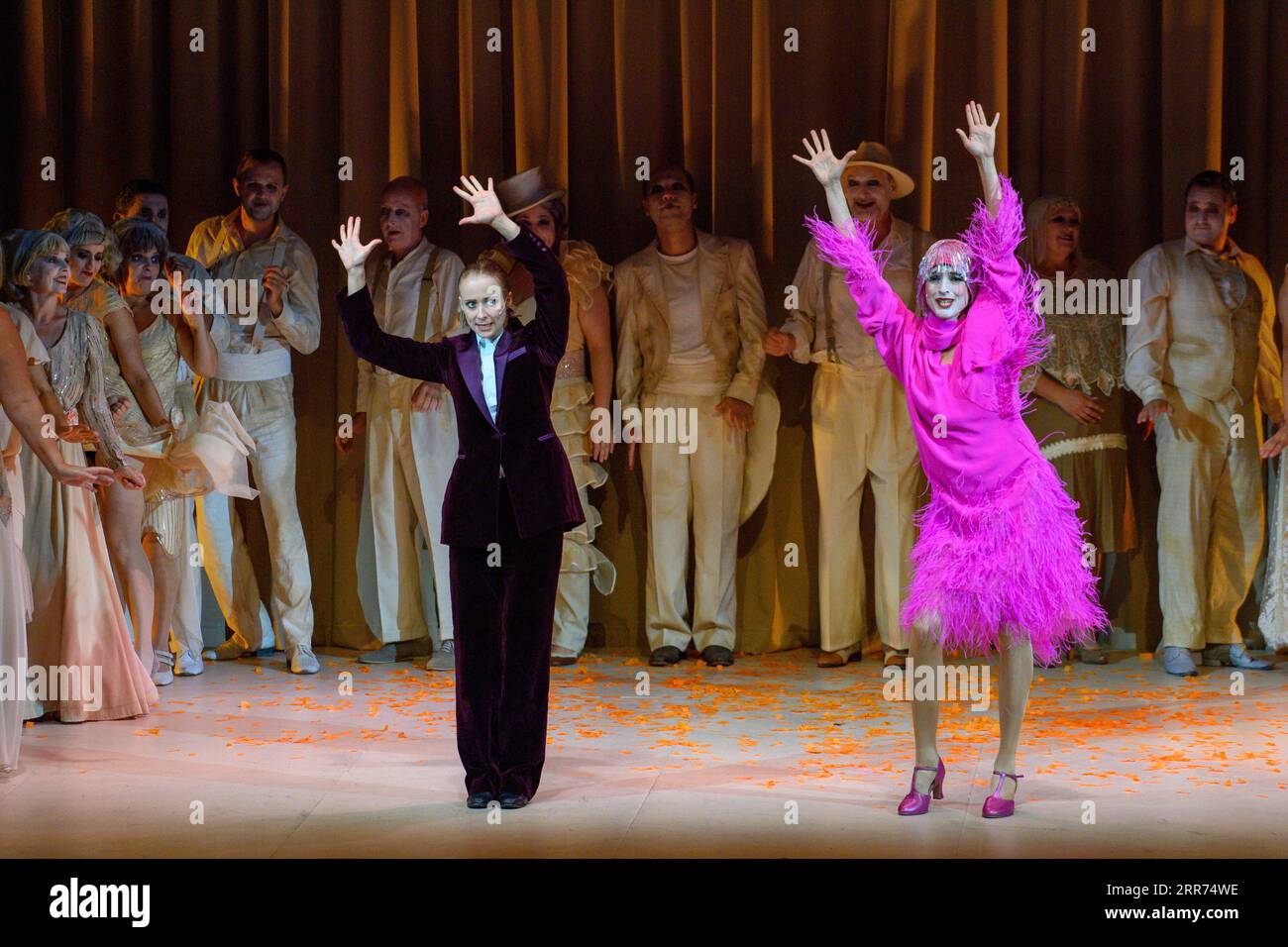 Magdeburg, Germania. 6 settembre 2023. Carmen Steinert (l) nel ruolo di Jimmy e Meike Hartmann (r) nel doppio ruolo di Suzanne Provence e la Principessa Laya provano una scena del dramma "il fiore delle Hawaii". Theater Magdeburg inizierà la nuova stagione con la prima l'8 settembre 2023. Credito: Klaus-Dietmar Gabbert/dpa/ZB/dpa/Alamy Live News Foto Stock